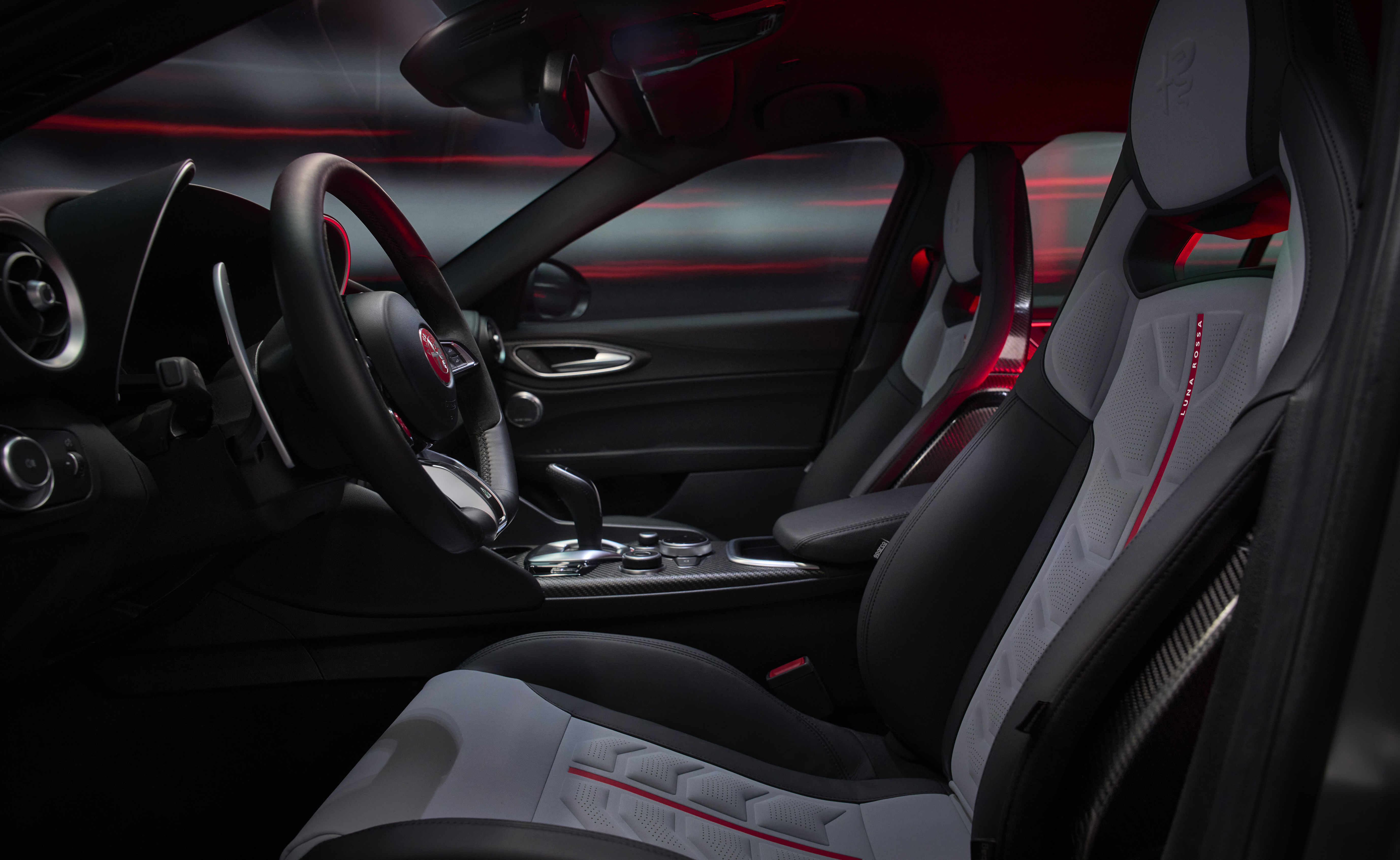 Habitáculo do Alfa Romeo Giulia Quadrifoglio Luna Rossa