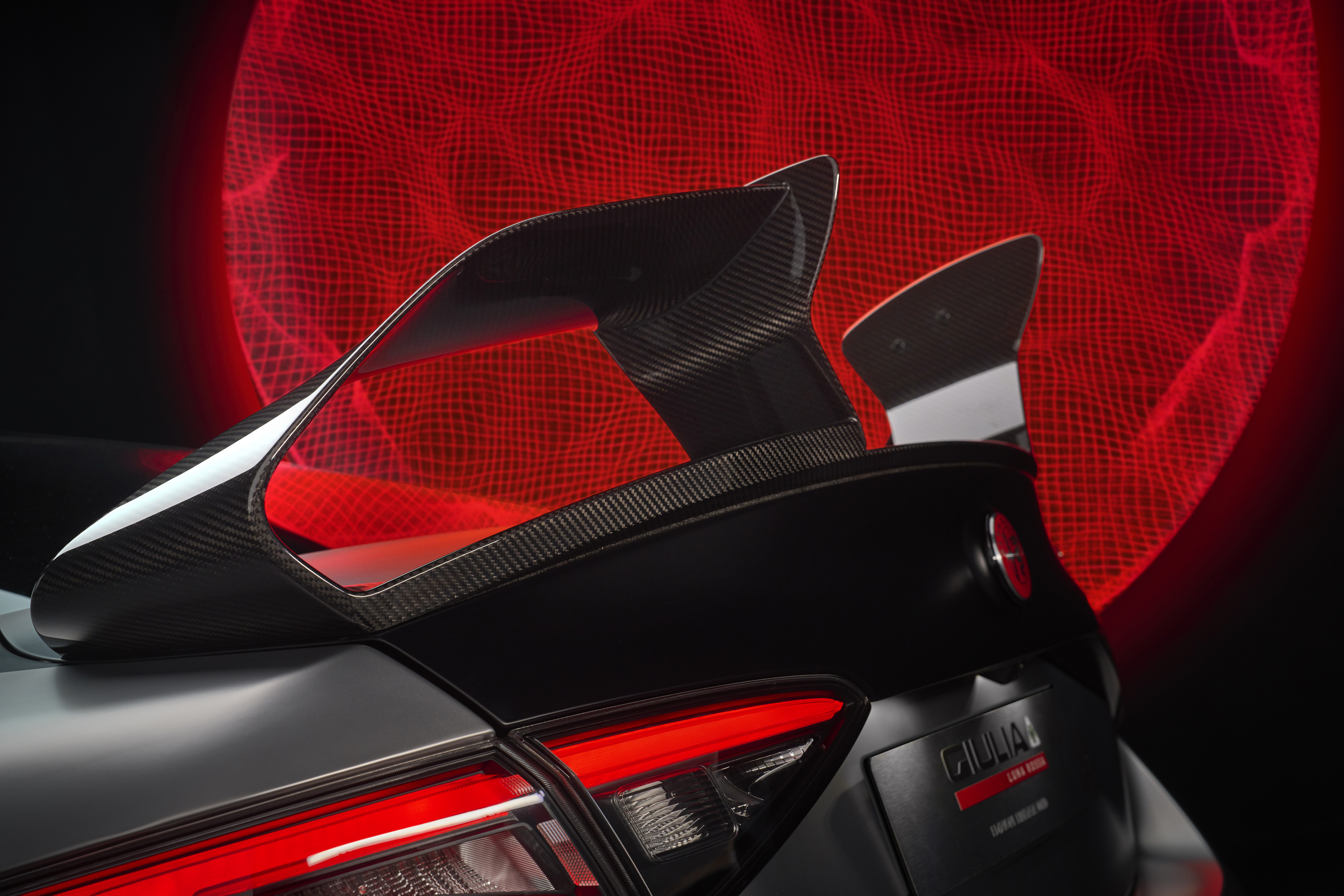 Asa traseira de duplo elemento do Giulia Quadrifoglio Luna Rossa