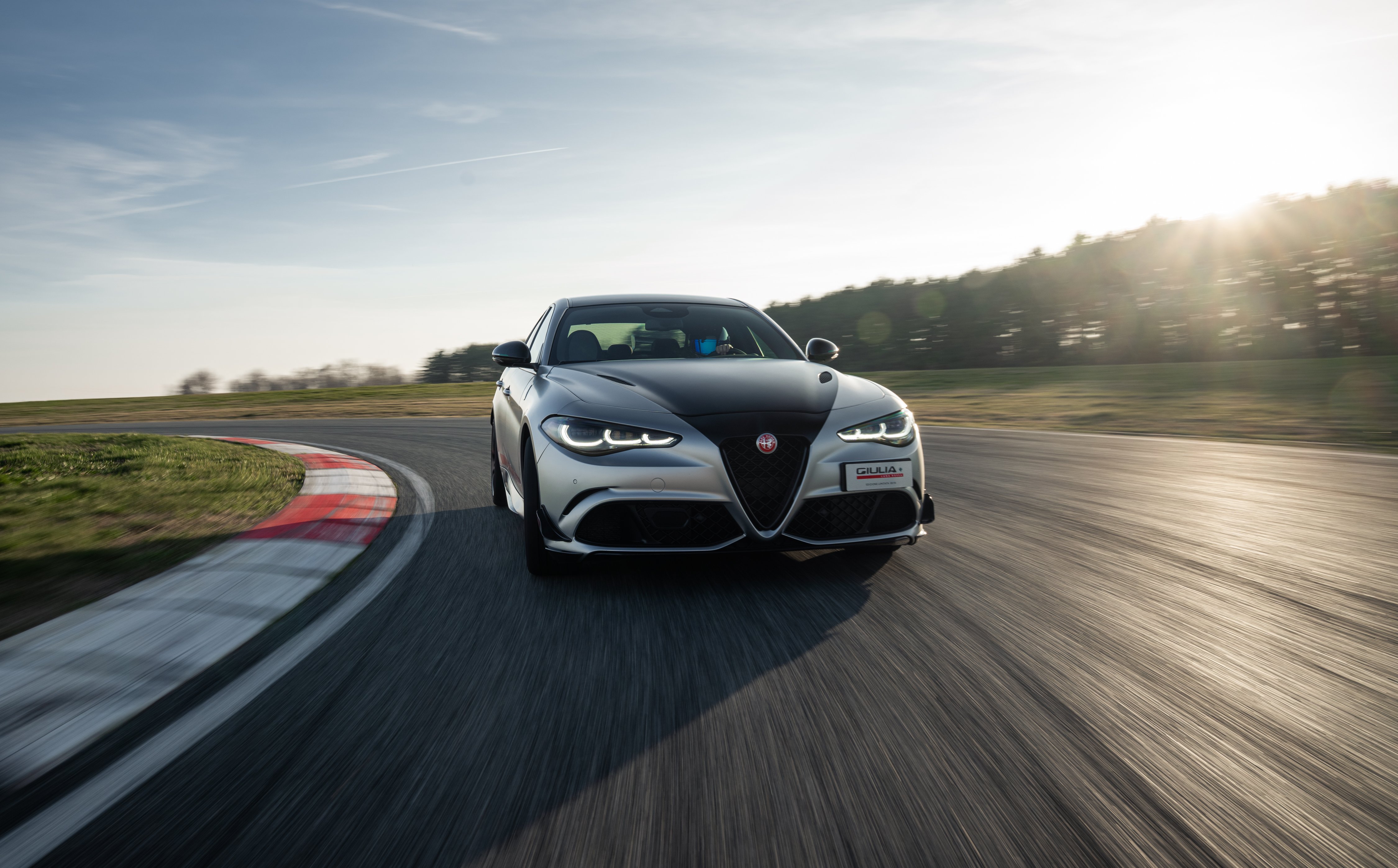 Giulia Quadrifoglio Luna Rossa em pista no circuito de Balocco