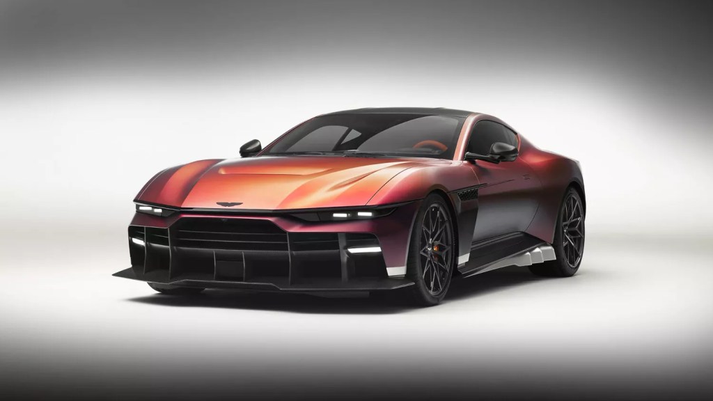 Aston Martin Valen em perspetiva dianteira, com pintura Satin Andromeda Red