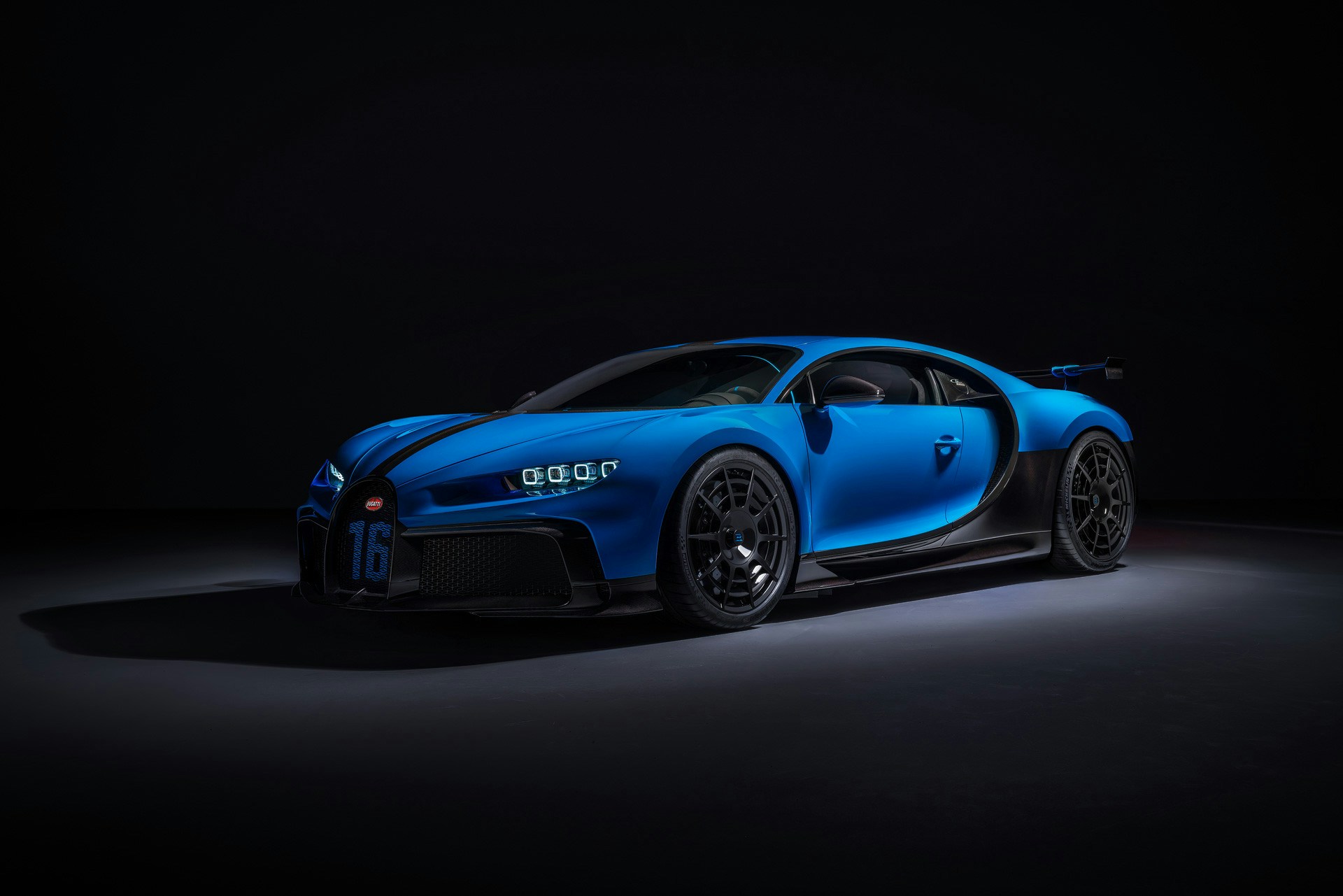 Chiron Pur Sport: jante de magnésio e pneu em contexto