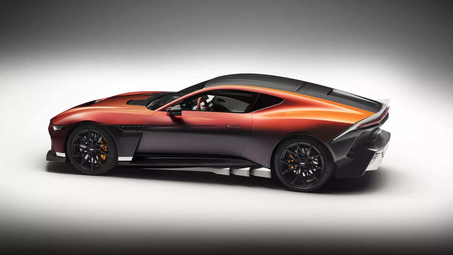 Três quartos traseiro do Aston Martin Valen
