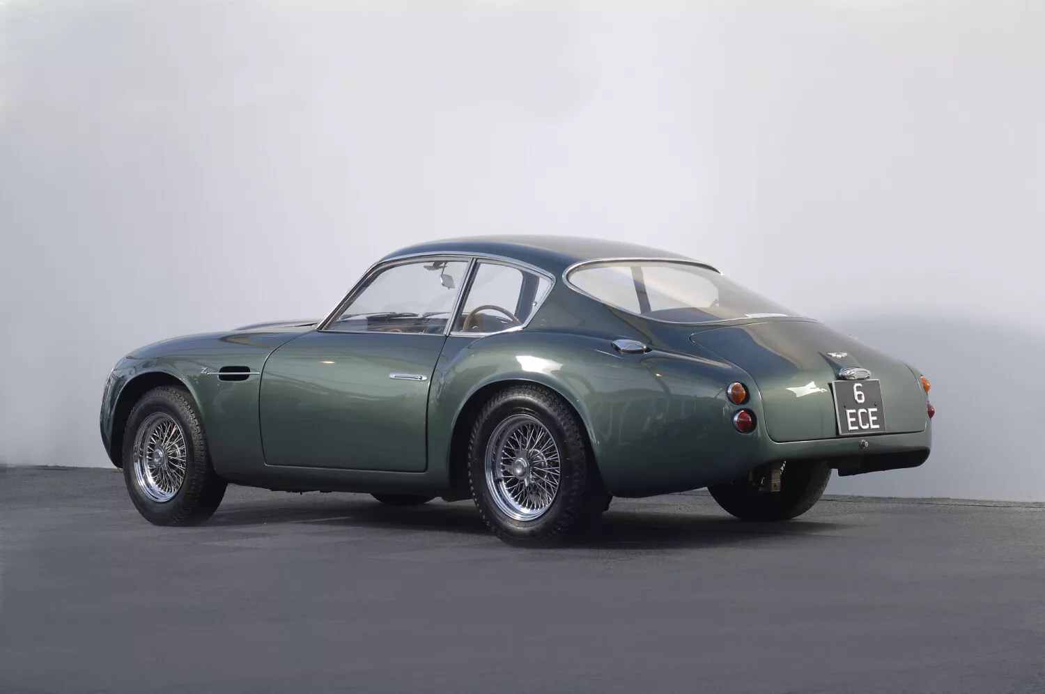 Aston Martin DB4 GT Zagato de 1960, visto de três quartos traseiros