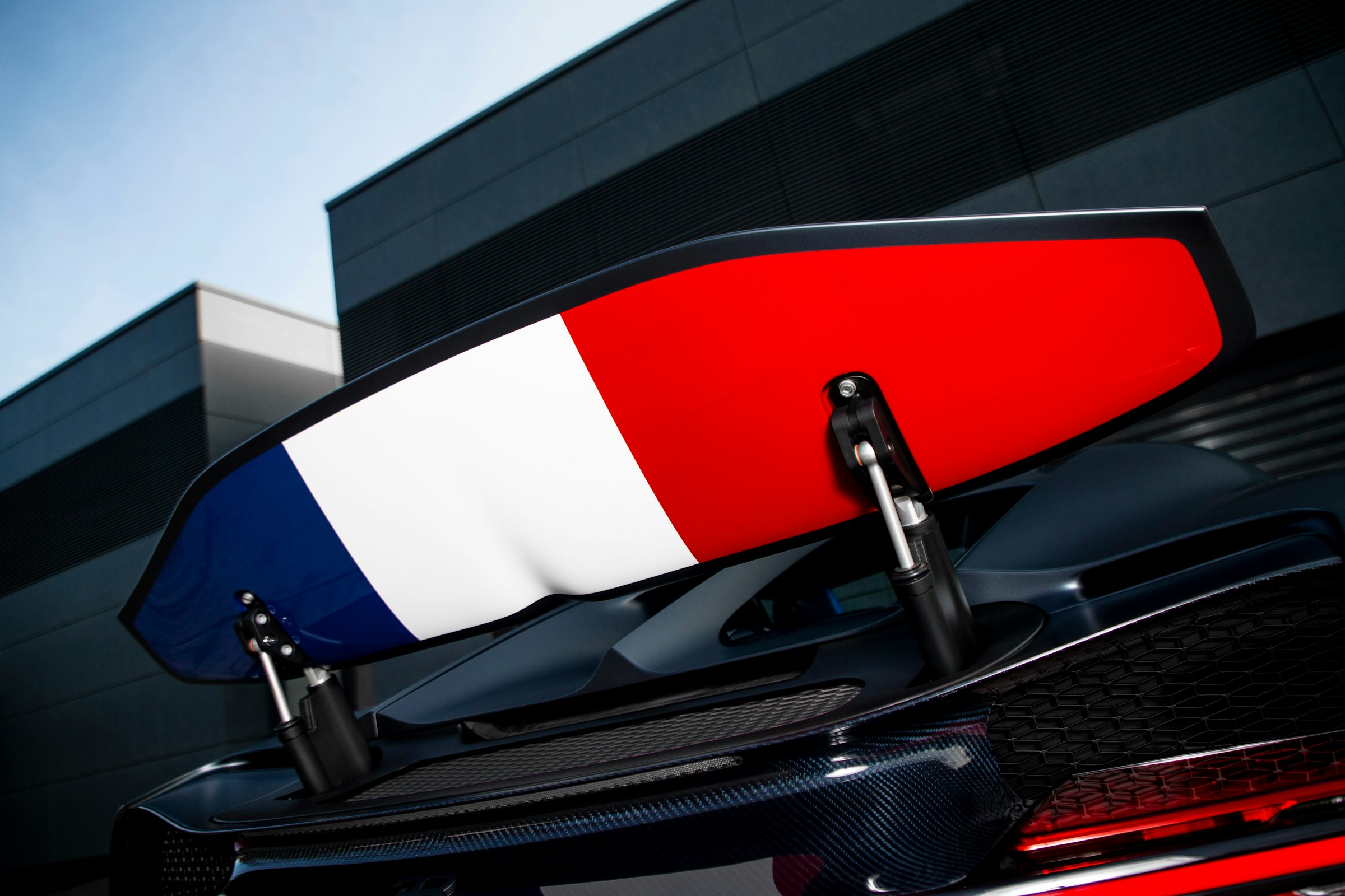 Chiron Sport 110 ans Bugatti: tricolor sob a asa