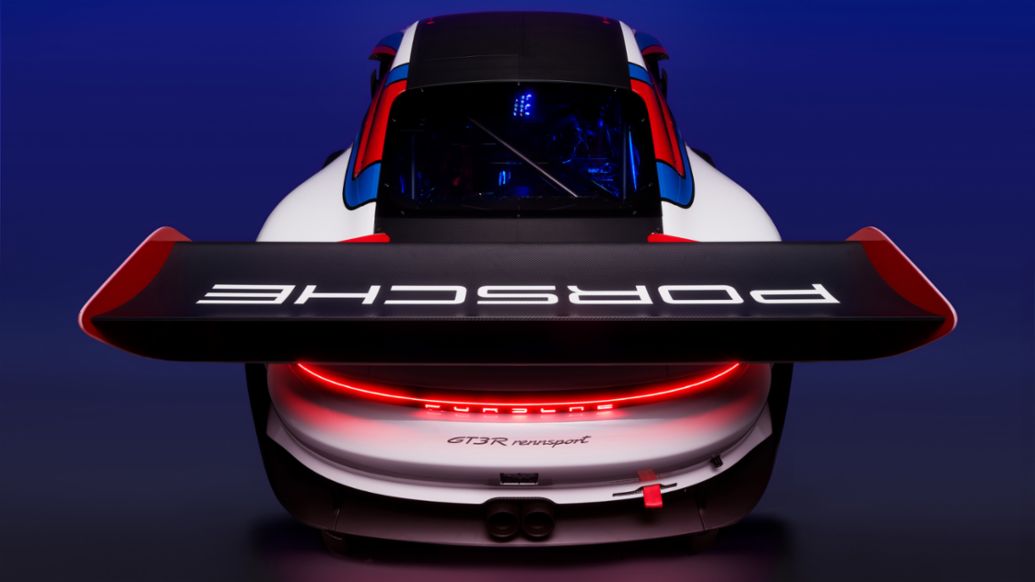 Vista traseira elevada do Porsche 911 GT3 R rennsport