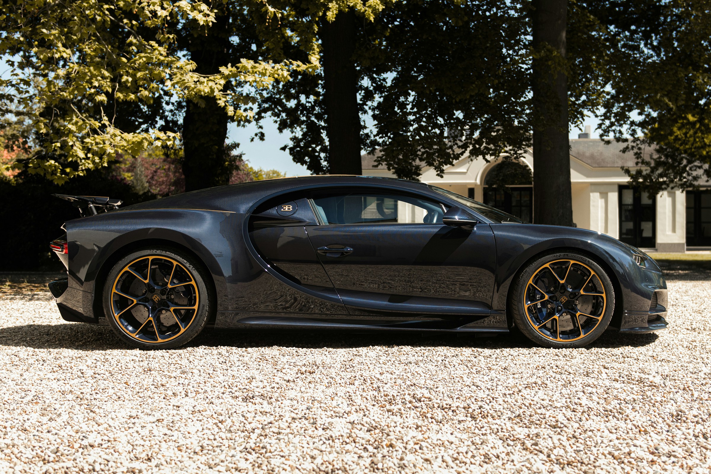 Chiron L’Ébé em carbono azul e detalhes dourados