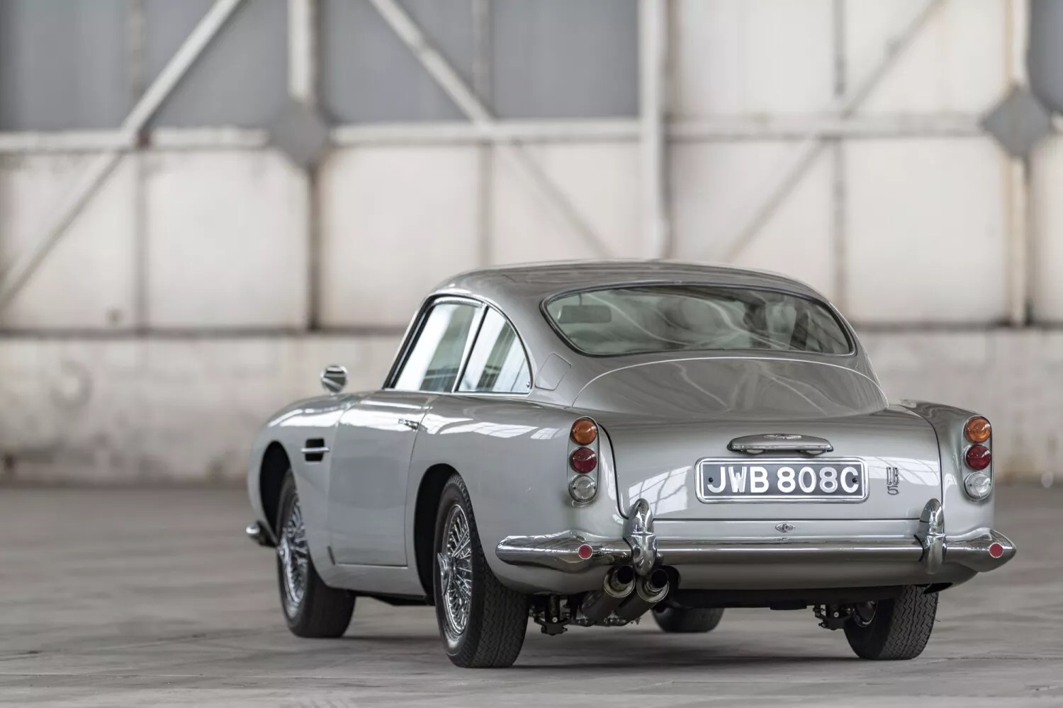 Aston Martin DB5 de 1963 visto de três quartos traseiros