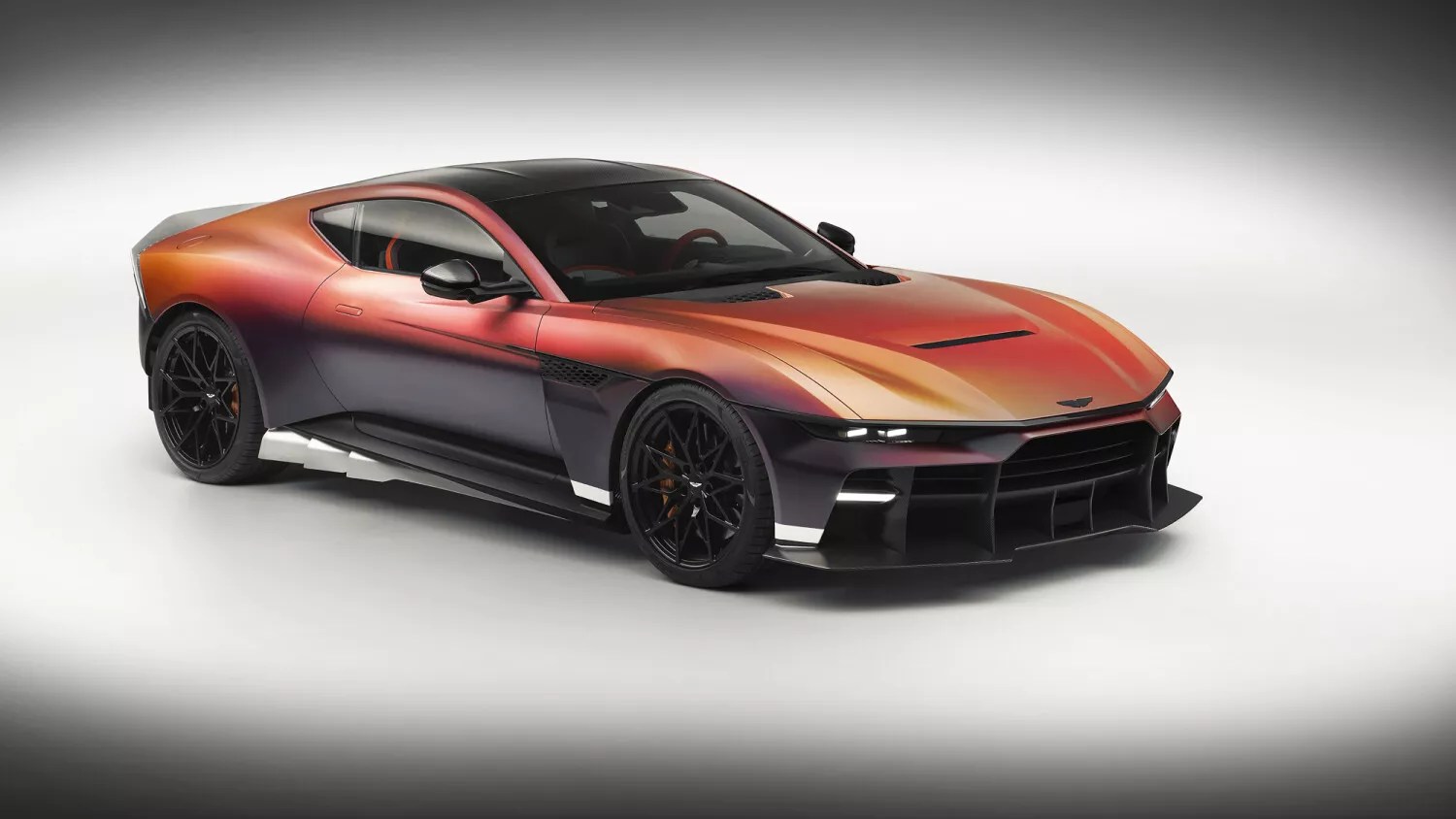 Aston Martin Valen em vista elevada