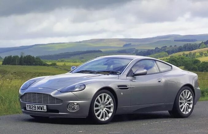 Primeiro Aston Martin V12 Vanquish, apresentado em 2001