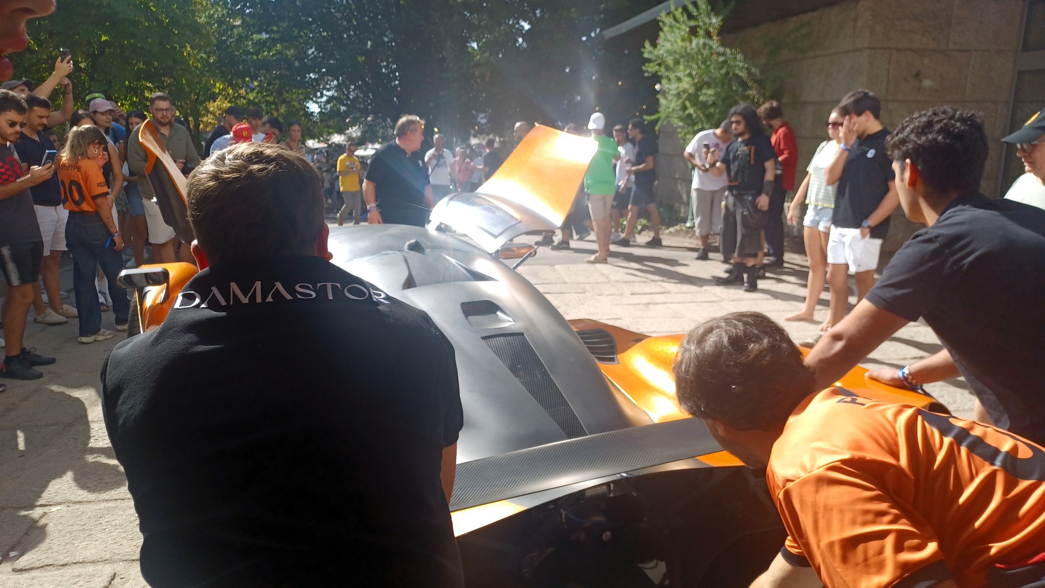 Equipa a movimentar o Adamastor Furia entre o público