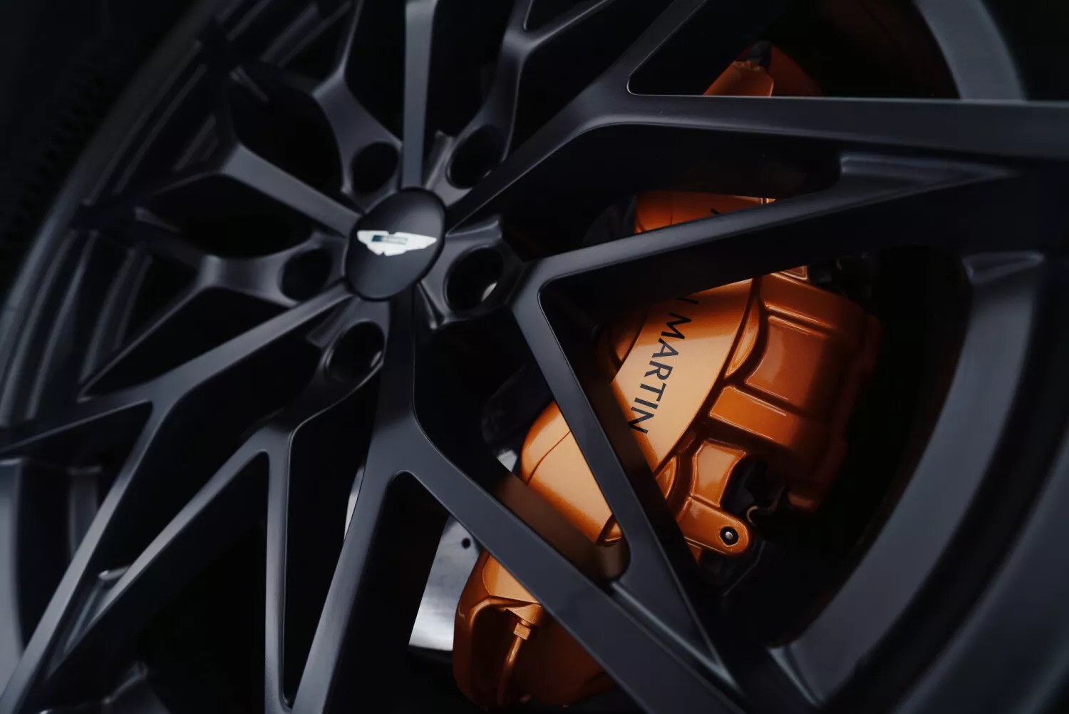 Jante de magnésio e travão carbocerâmico do Aston Martin Valen