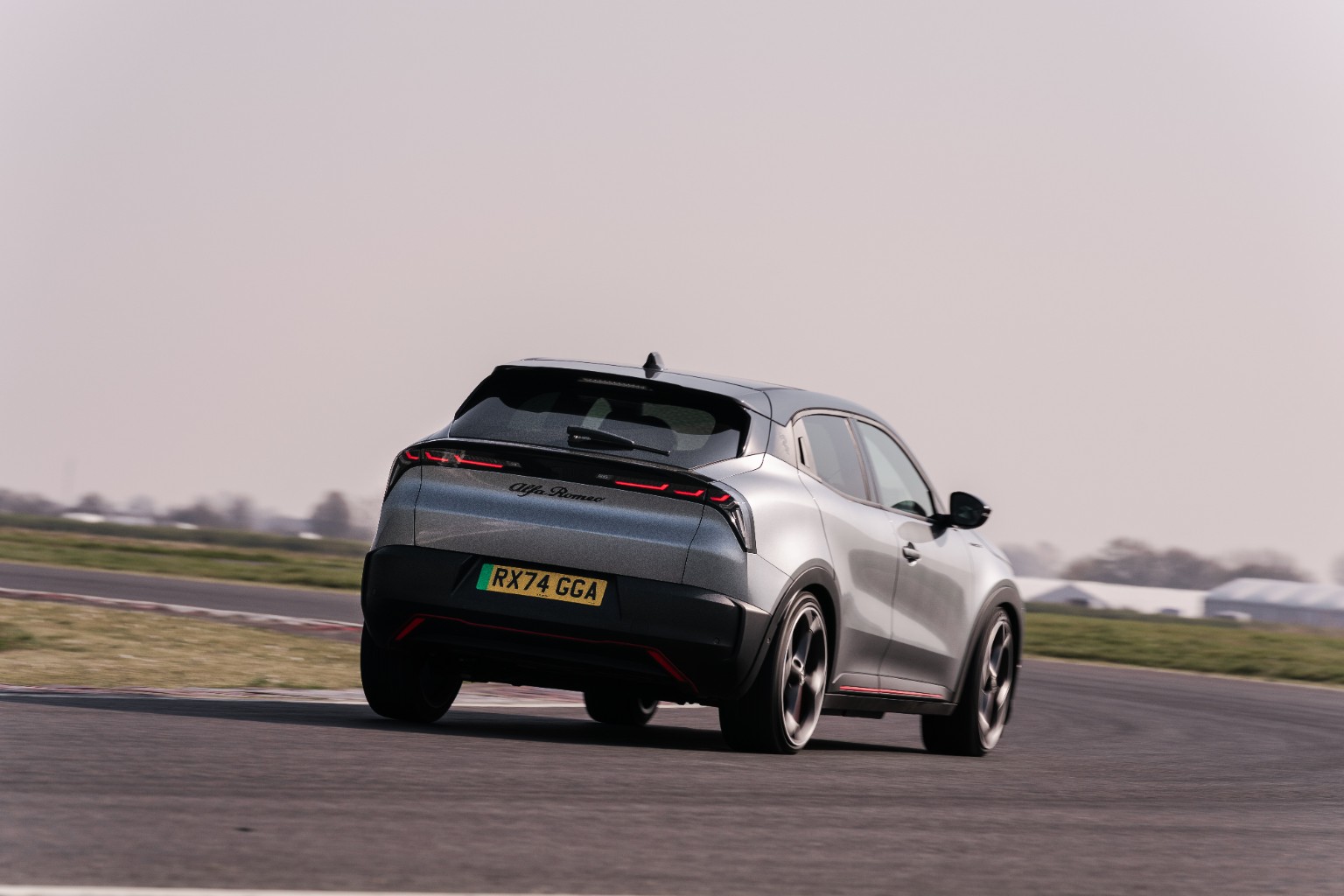 O Alfa Romeo Junior Veloce em curva durante a condução em pista