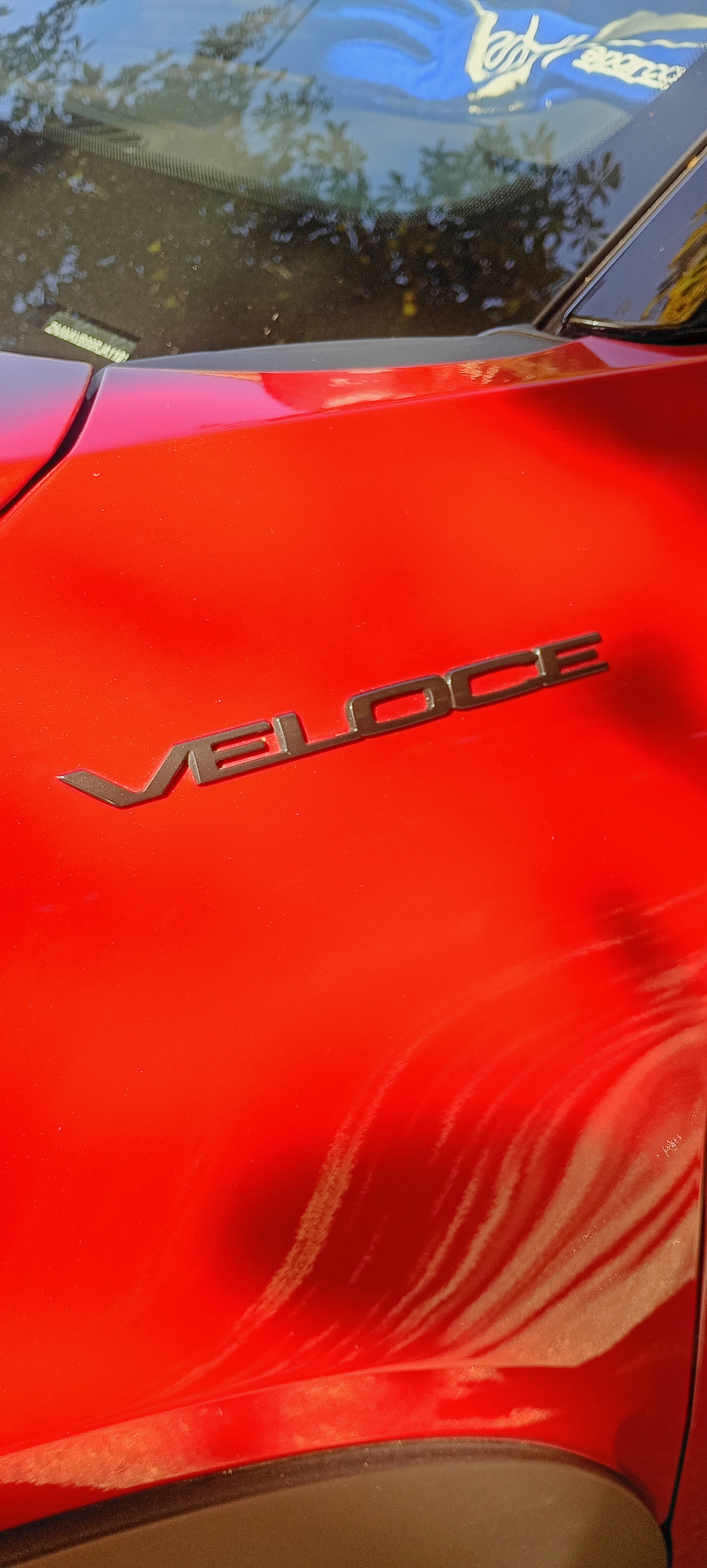 O emblema Veloce anuncia a versão de 280 cv, mas não conta sozinho a história técnica