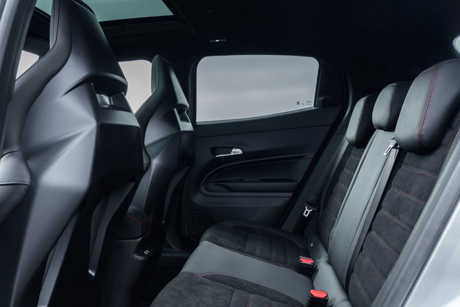 O habitáculo traseiro acrescenta a dimensão prática à família Alfa Romeo Junior