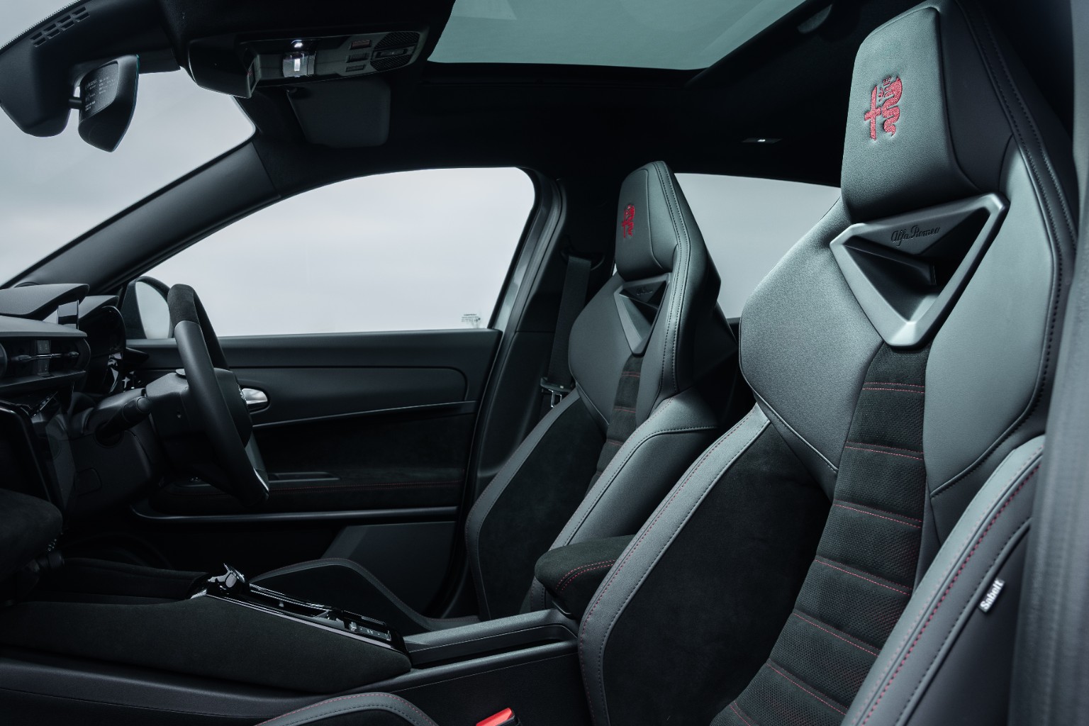 Habitáculo do Alfa Romeo Junior Veloce com bancos desportivos e posto de condução orientado para o condutor