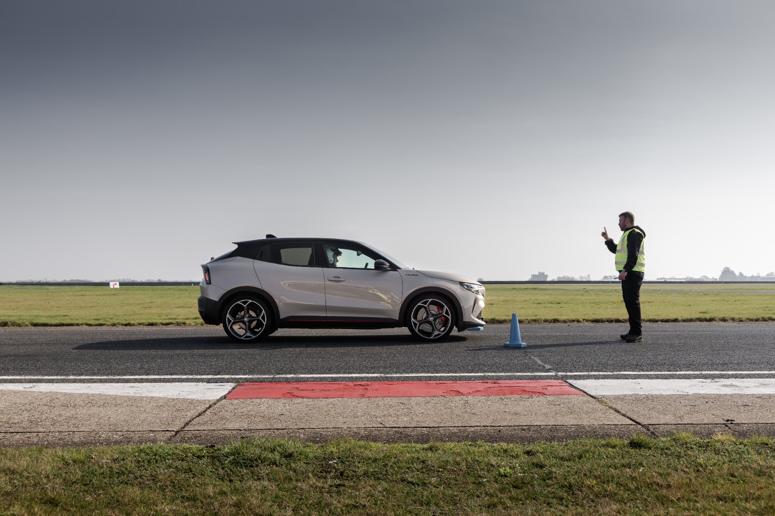 O perfil do Alfa Romeo Junior Veloce evidencia as proporções, as rodas e a implantação em pista