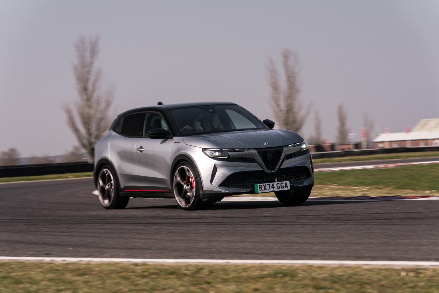 O Alfa Romeo Junior Veloce em pista, onde os 280 cv fazem parte de um conjunto dinâmico mais amplo