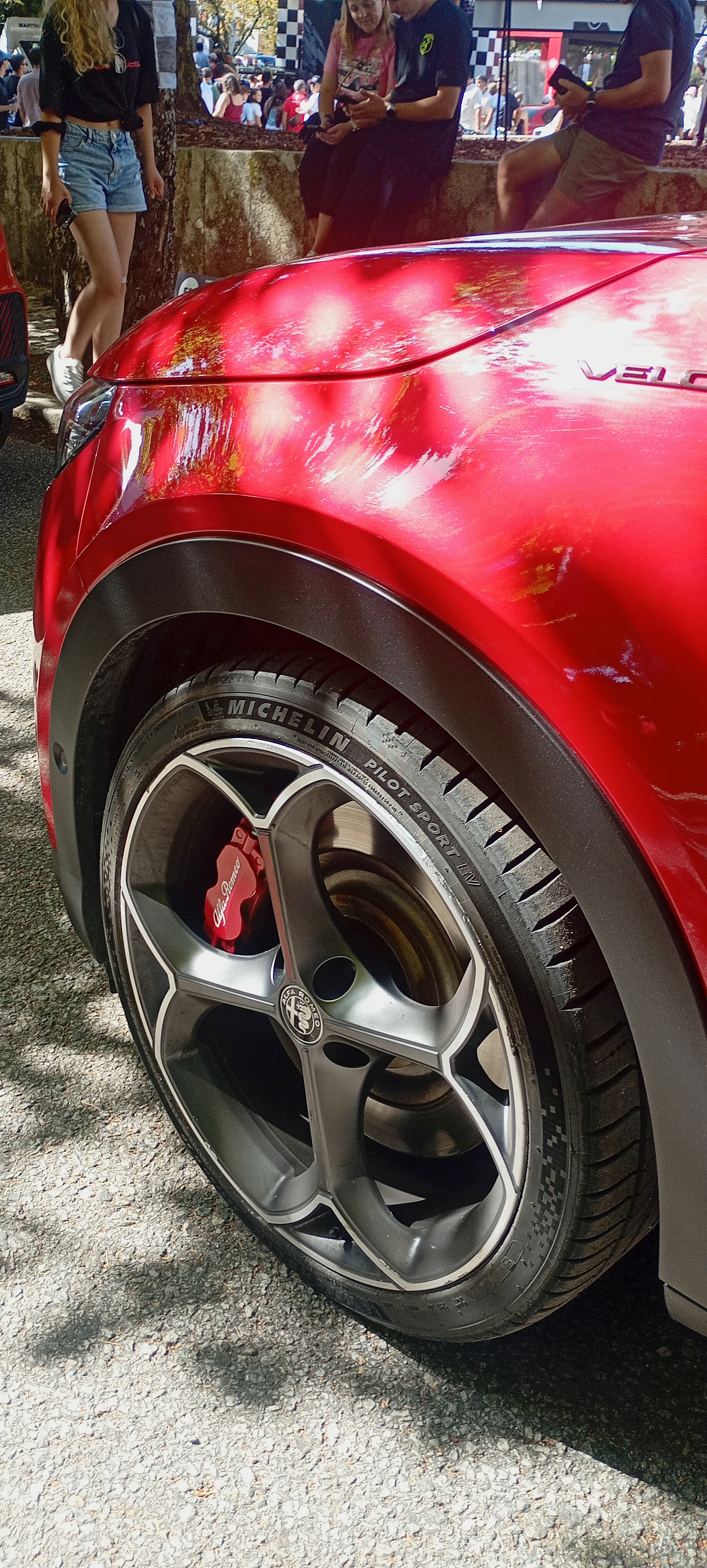 Roda Venti de 20 polegadas, pneu Performance e travagem dianteira Veloce de 380 mm com pinça monobloco de quatro pistões