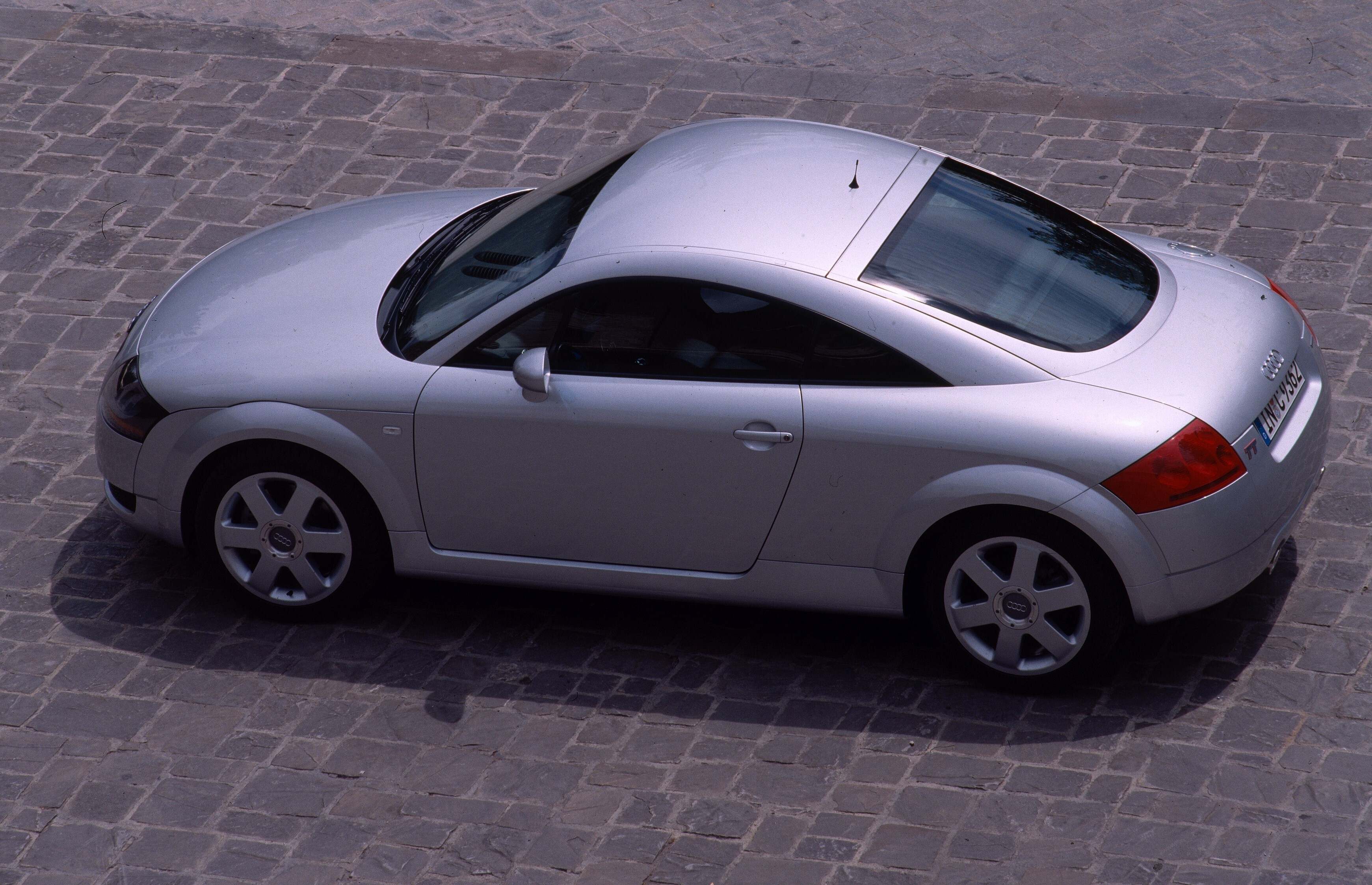 Audi TT Coupé de primeira geração em vista elevada traseira