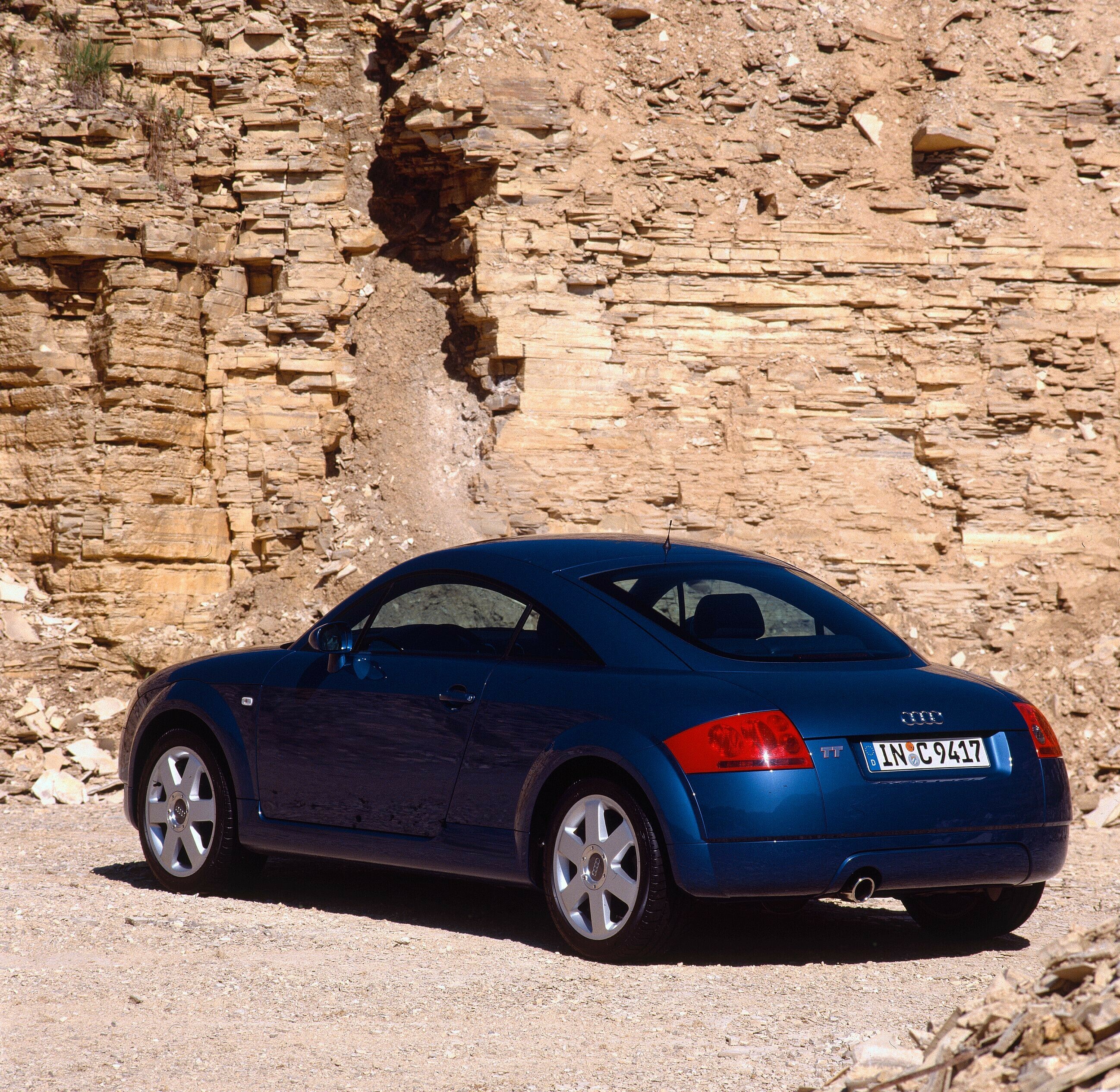 Audi TT Coupé de primeira geração em vista traseira