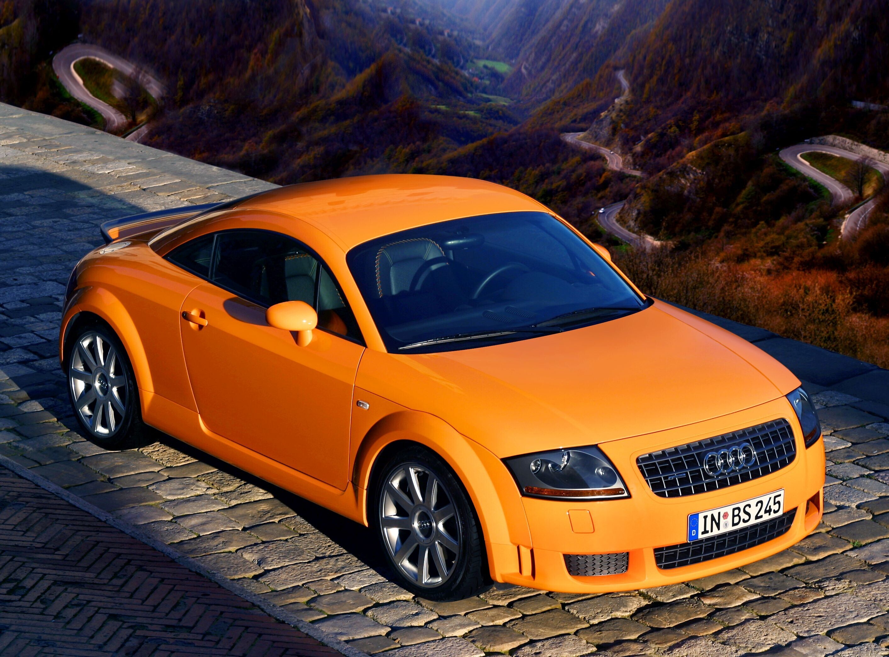 Audi TT de primeira geração em Papaya Orange, fotografado em 2003