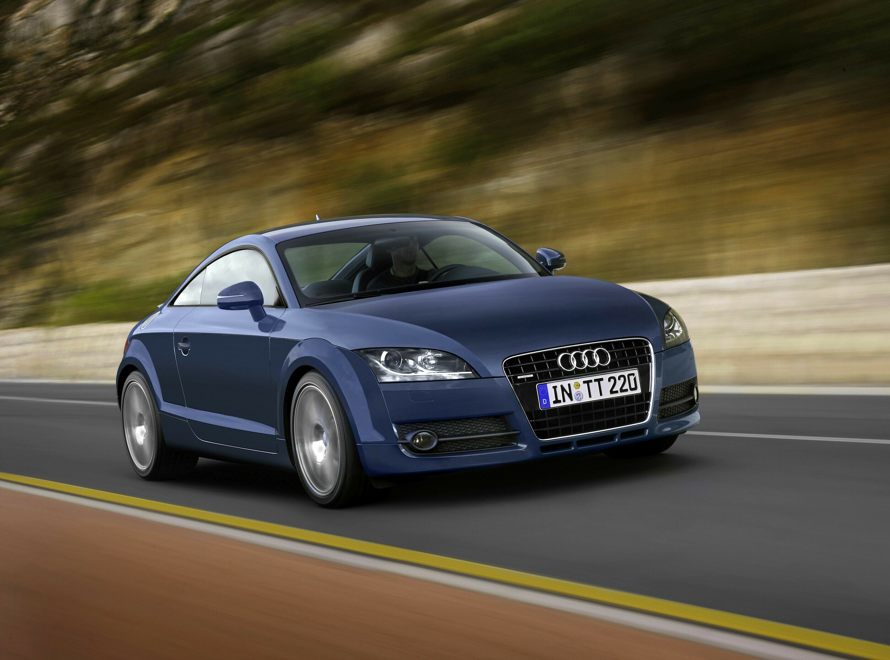 Audi TT Coupé de segunda geração em movimento