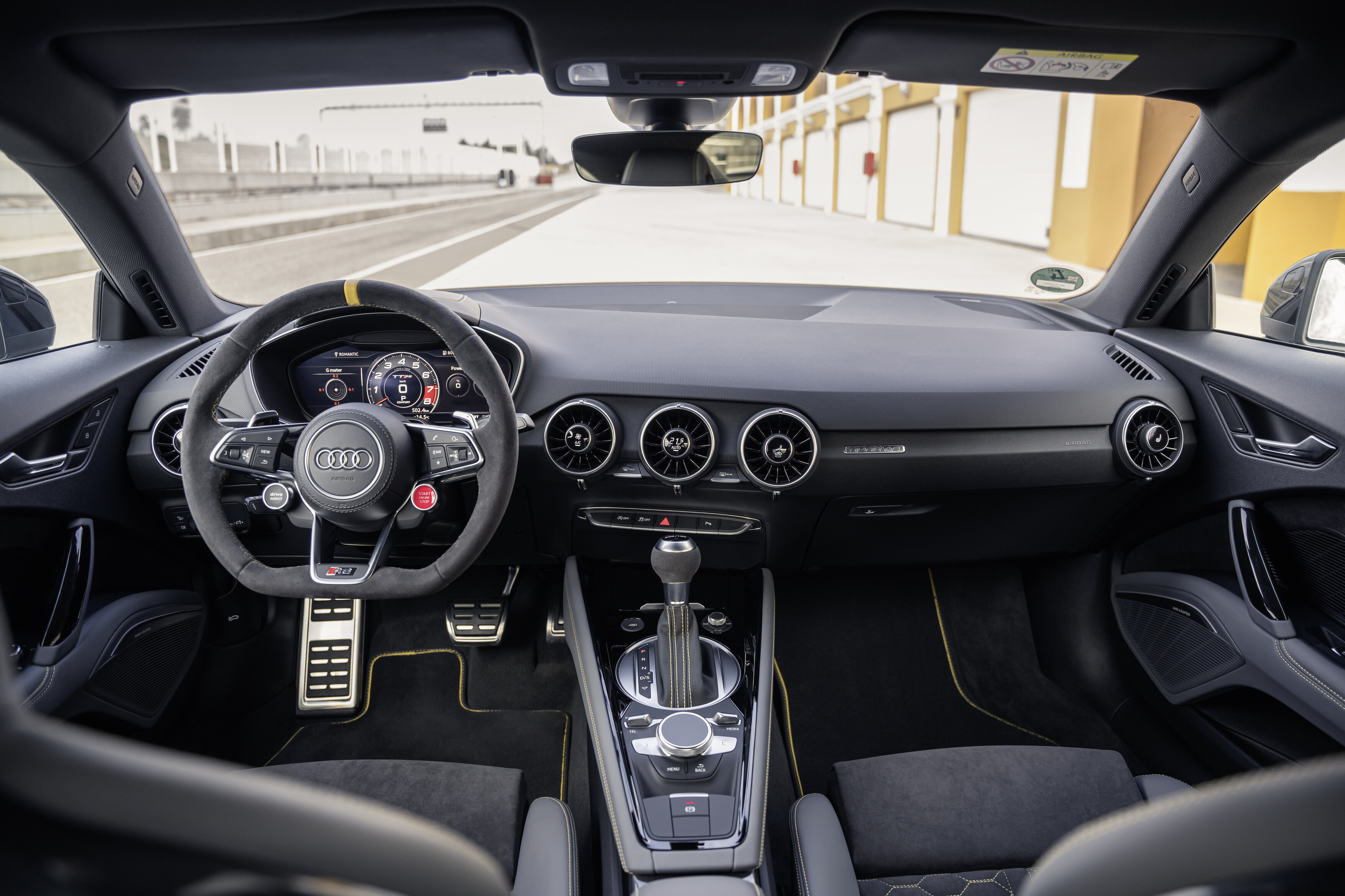 Habitáculo do Audi TT RS Coupé iconic edition, com virtual cockpit e saídas circulares