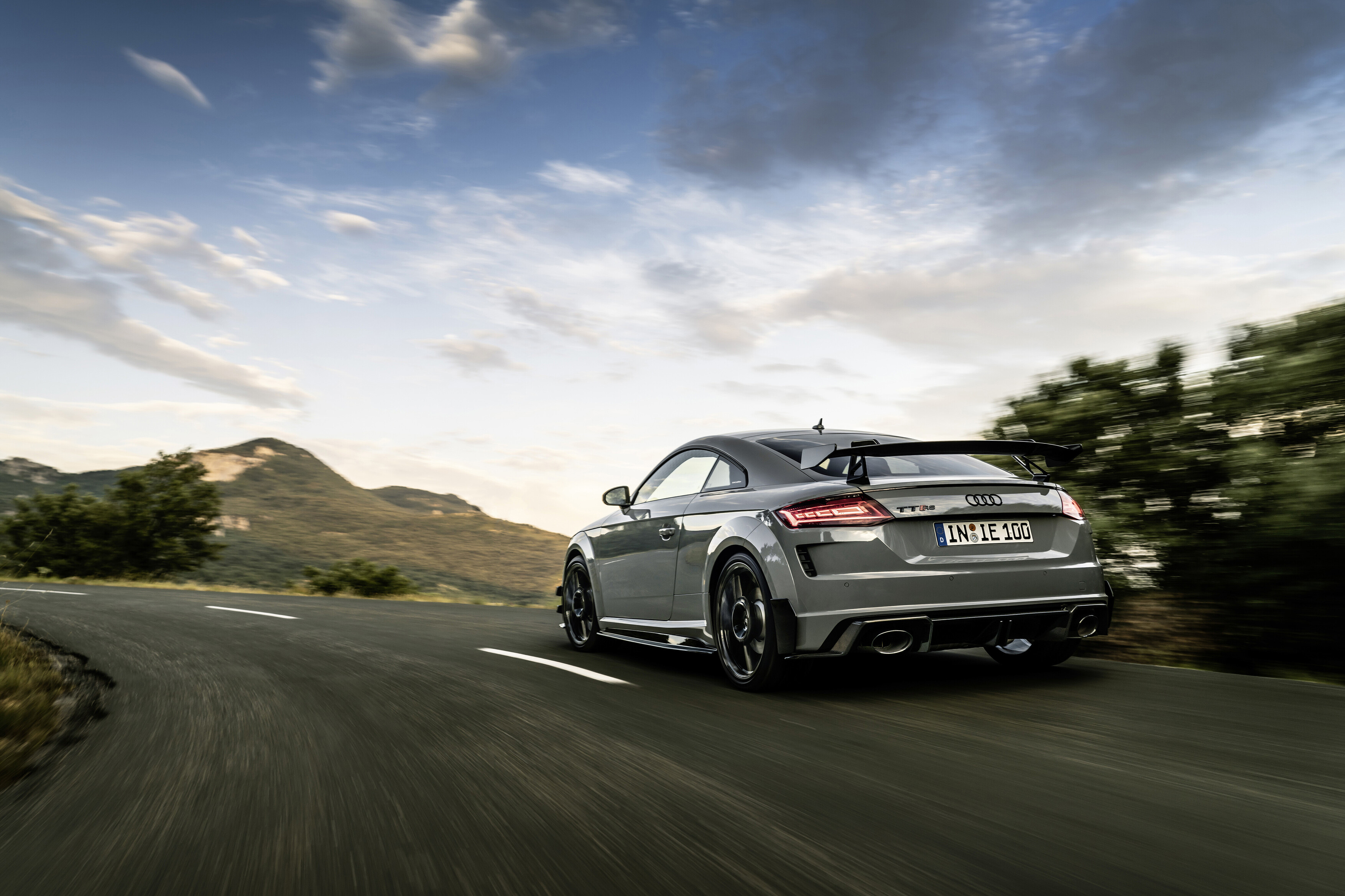 Audi TT RS Coupé iconic edition, vista traseira em movimento