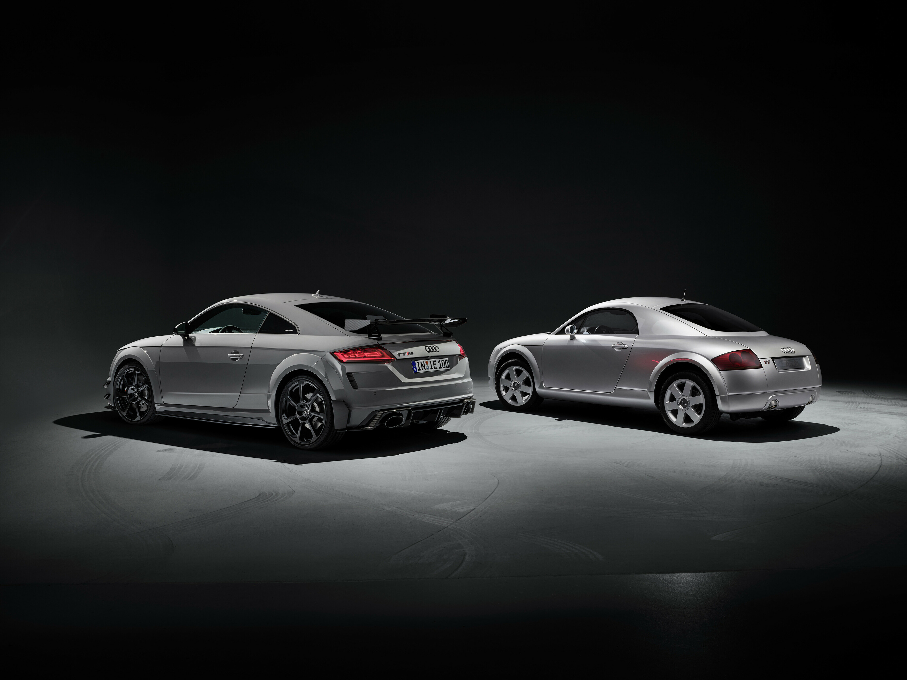 Duas gerações do Audi TT reunidas em estúdio