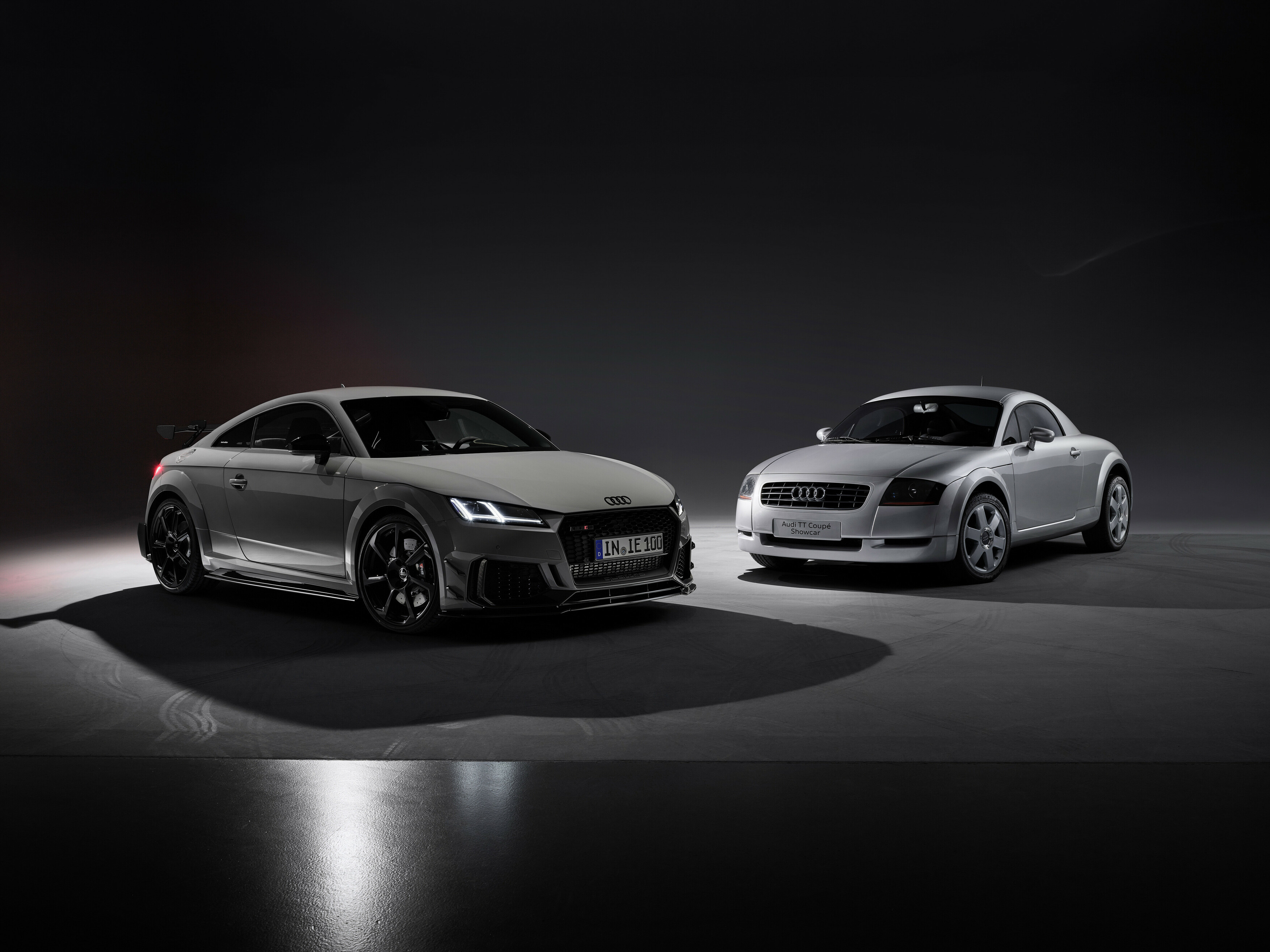 Audi TT de primeira e terceira gerações reunidos em estúdio