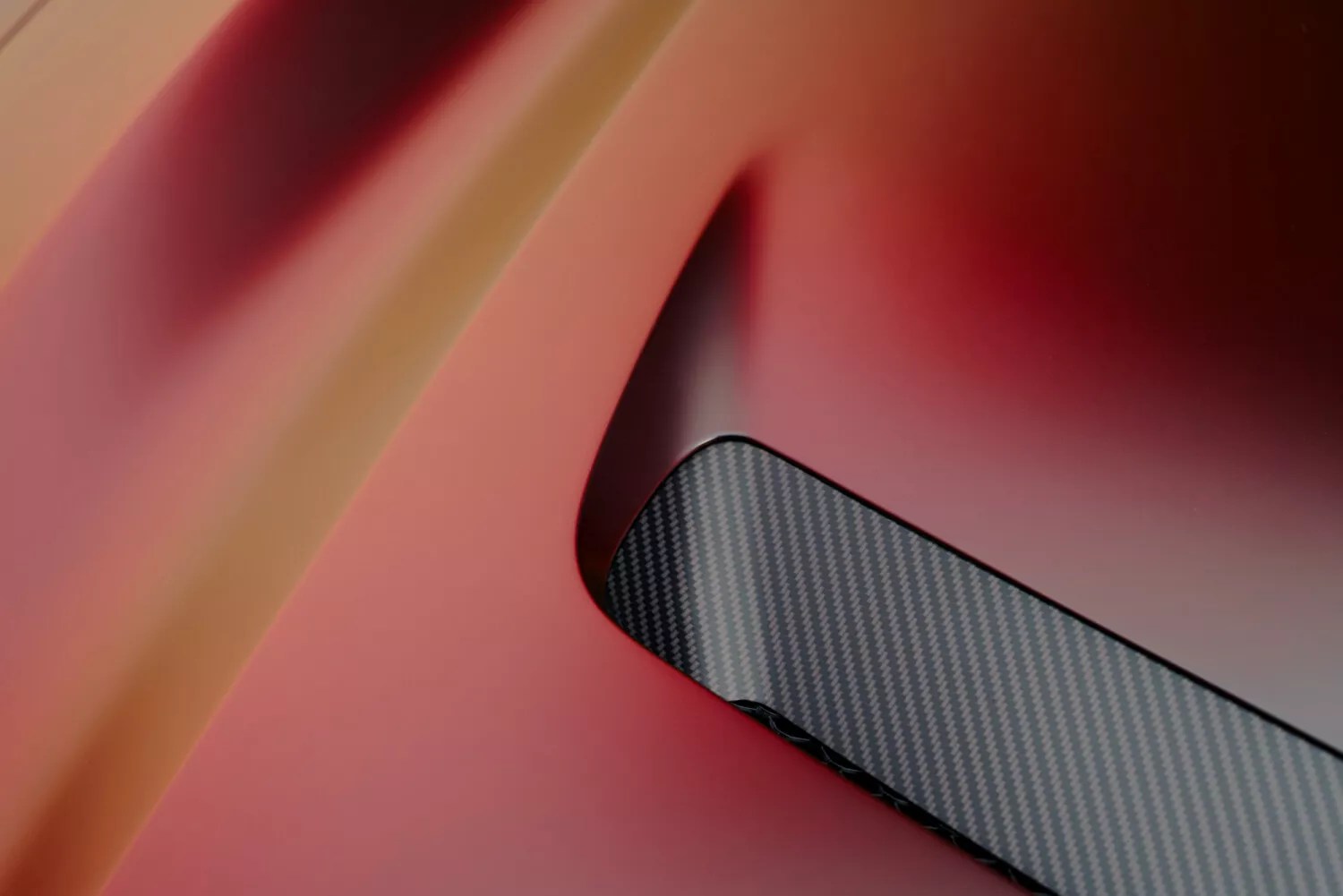 Detalhe da pintura Satin Andromeda Red e da fibra de carbono do Aston Martin Valen