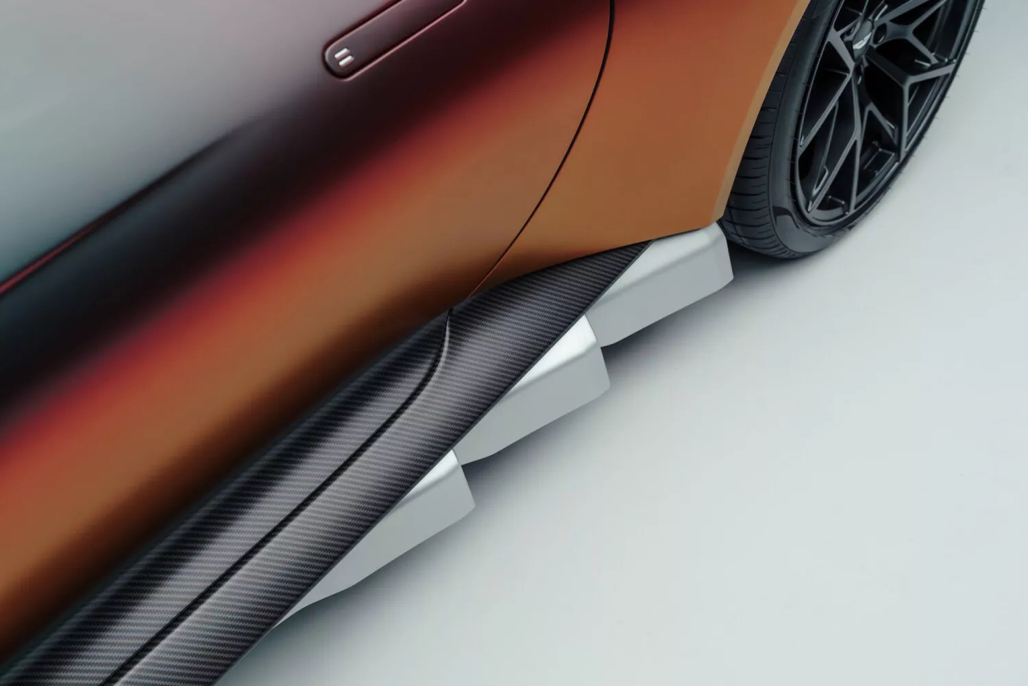 Saia lateral e elementos aerodinâmicos em carbono do Aston Martin Valen