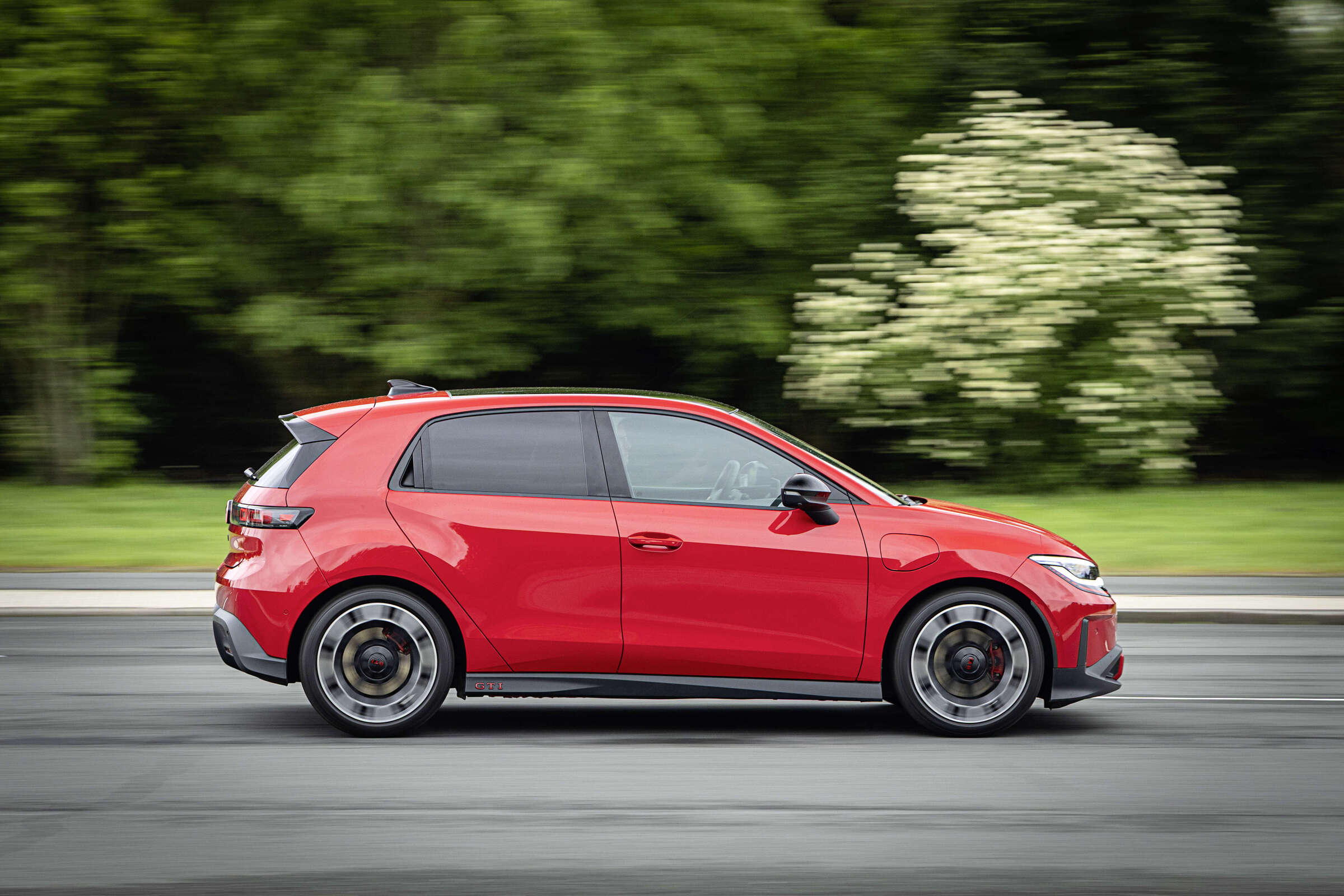 O ID. Polo GTI leva a sigla GTI à propulsão elétrica, com dimensões compactas e preparação específica de chassis.