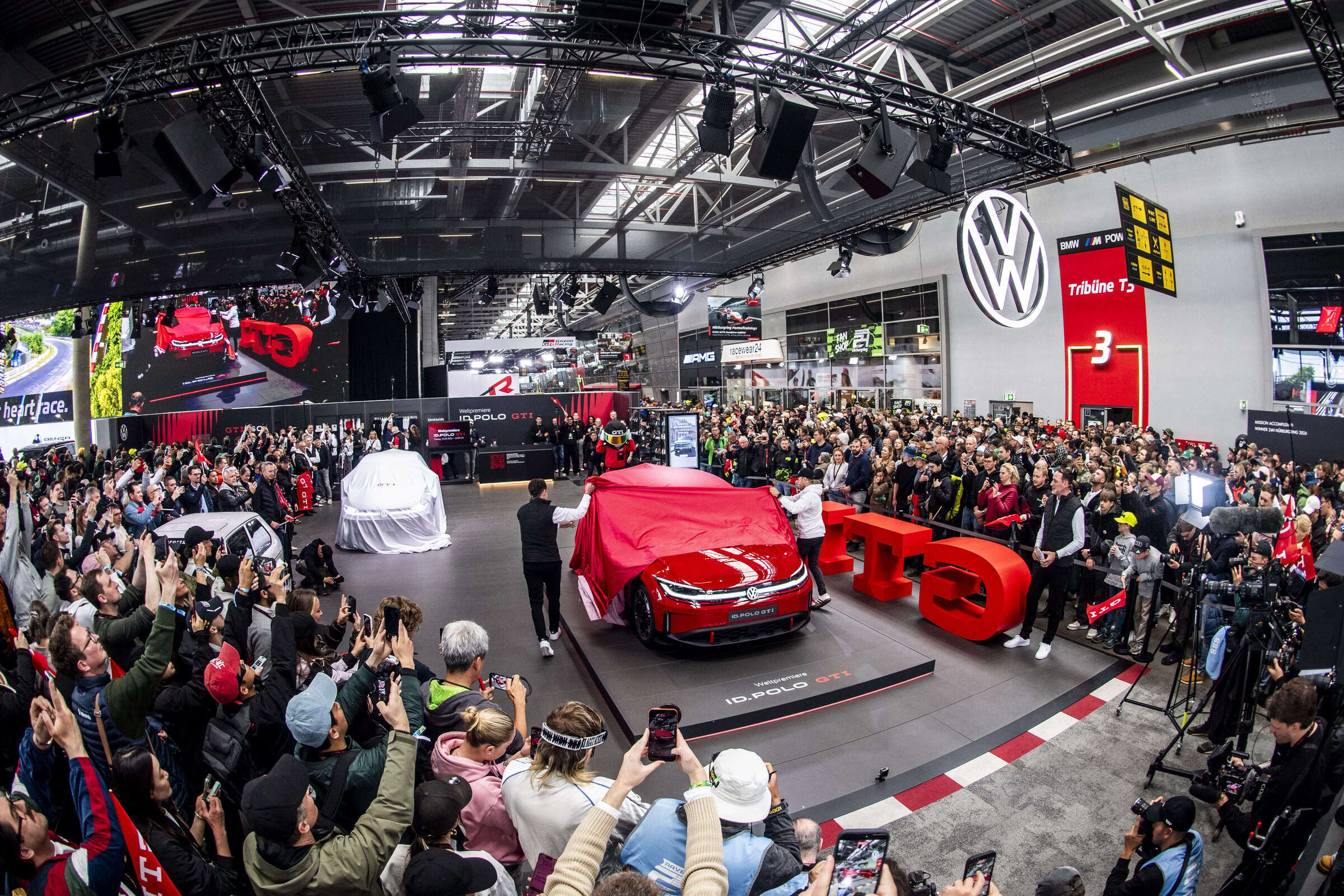 A versão próxima da produção foi apresentada no ambiente das 24 Horas de Nürburgring, no ano do 50.º aniversário do GTI.