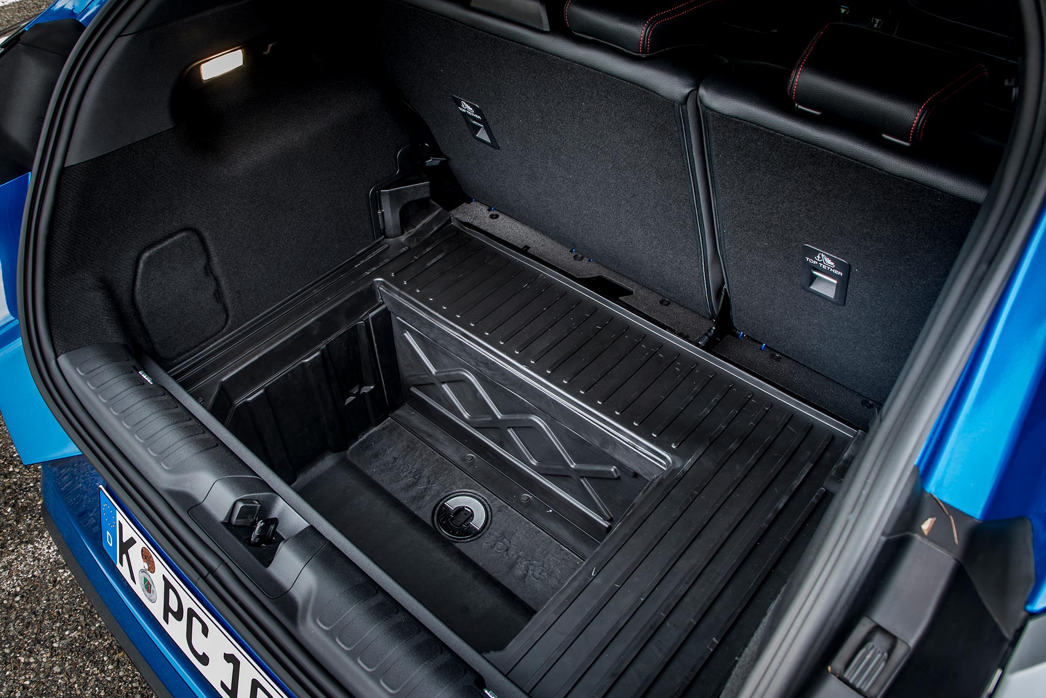 MegaBox sob o piso da bagageira do Ford Puma