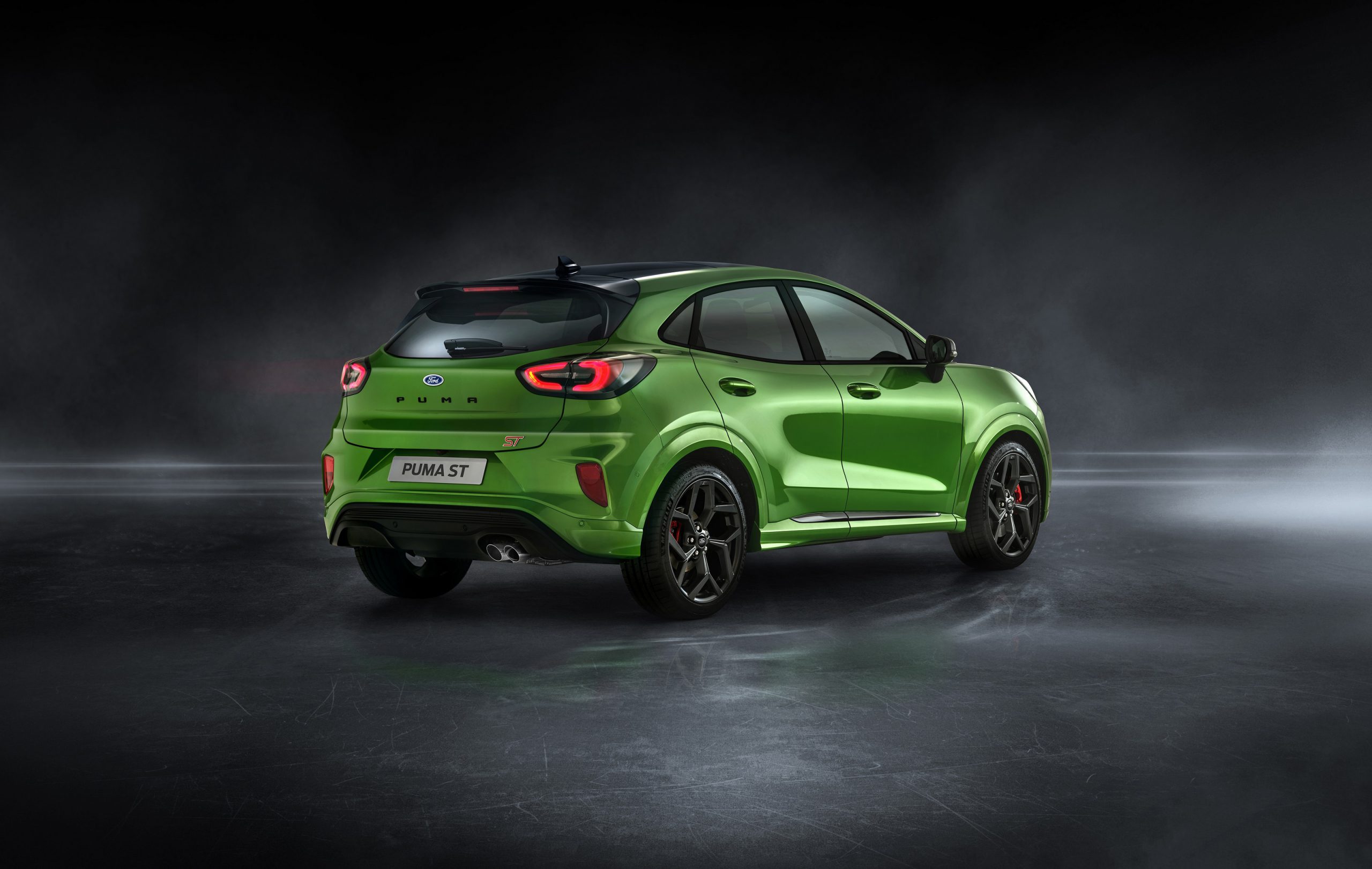 Traseira do Ford Puma ST com spoiler e difusor