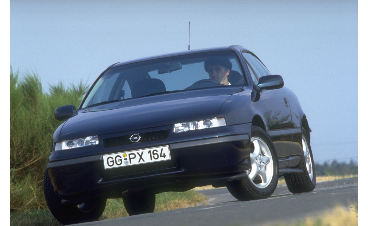 https://www.media.stellantis.com/it-it/opel/press/25-anni-di-opel-calibra Opel Calibra em vista dianteira de três quartos.