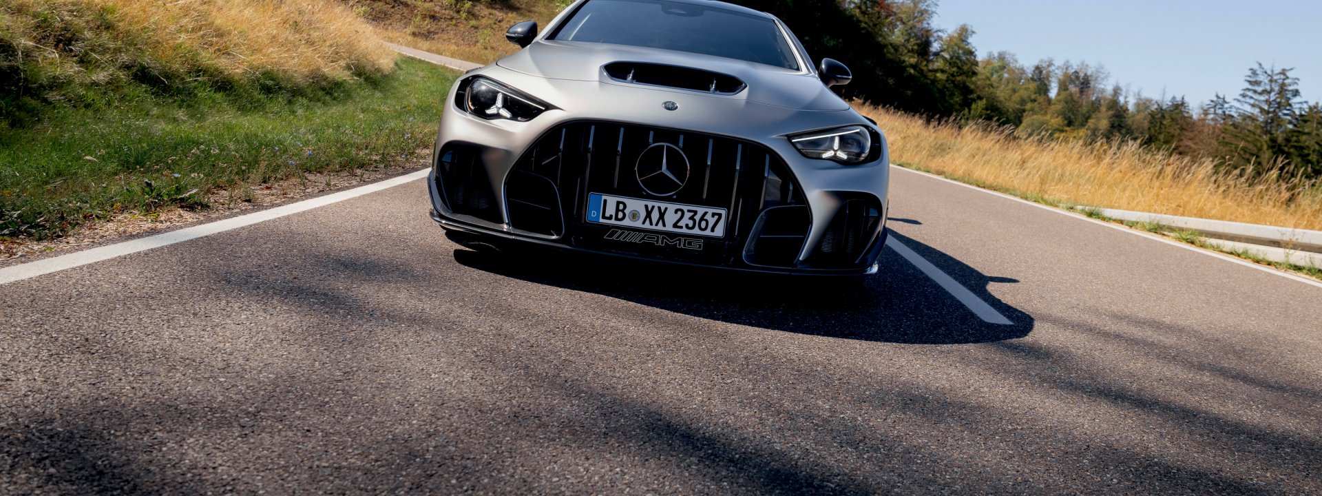 Mercedes-AMG CLE 646 Spezialanfertigung em três quartos dianteiro, com a carroçaria larga e a pintura bicolor em evidência