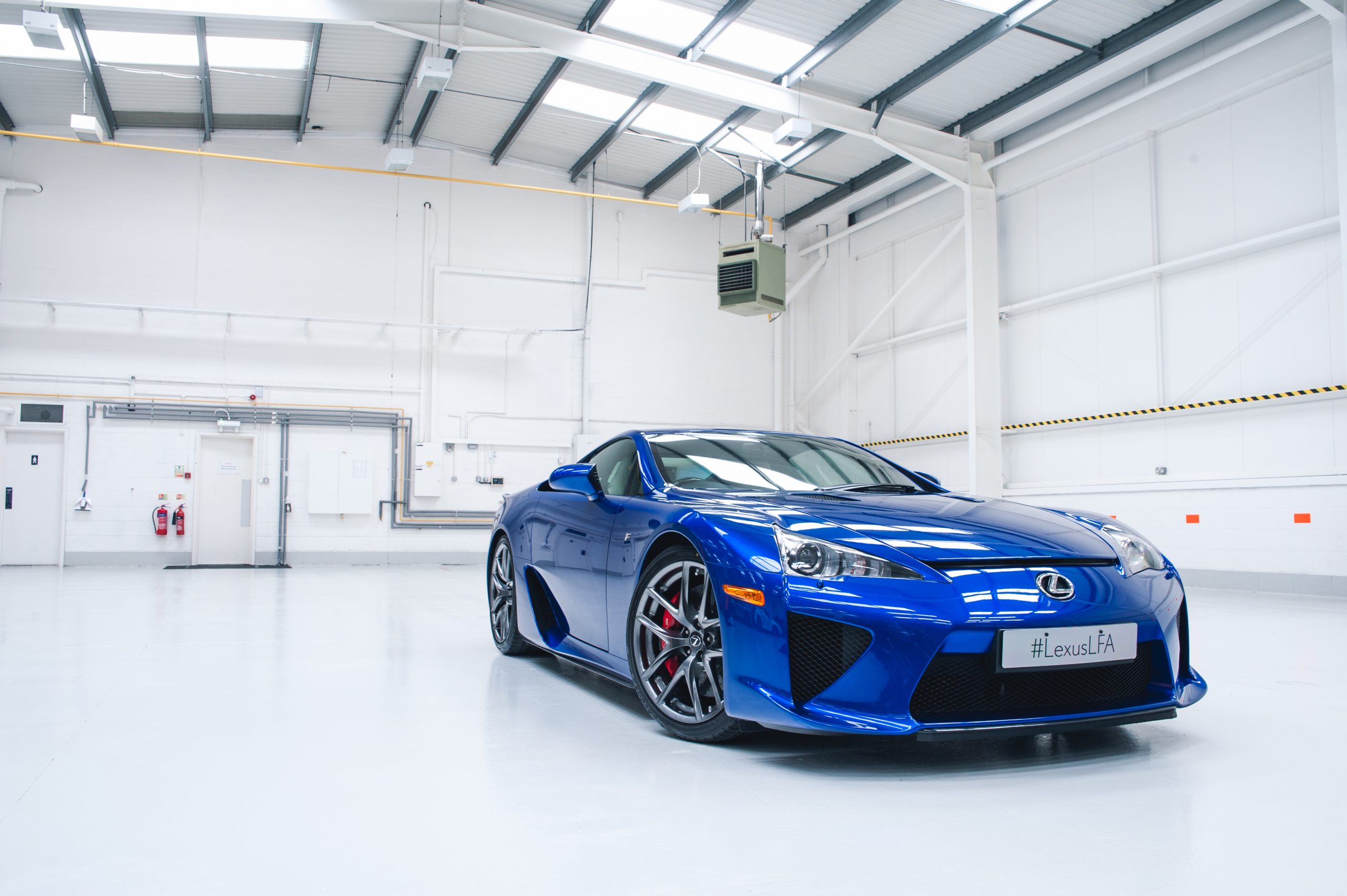 Lexus LFA de produção visto de três quartos dianteiro
