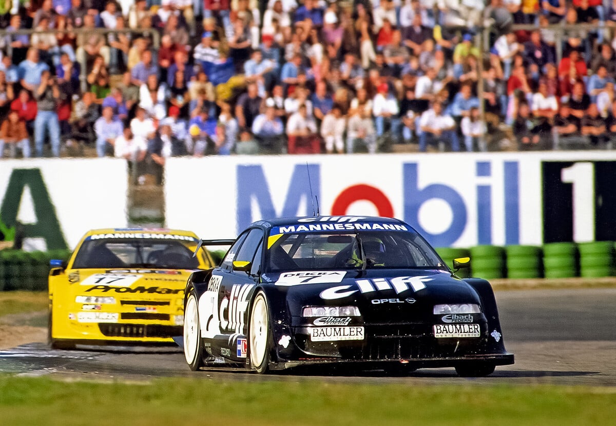 https://www.media.stellantis.com/em-en/opel/press/motorsport-tradition-on-display-opel-at-the-21st-adac-hockenheim-historic Opel Calibra V6 de competição em pista.