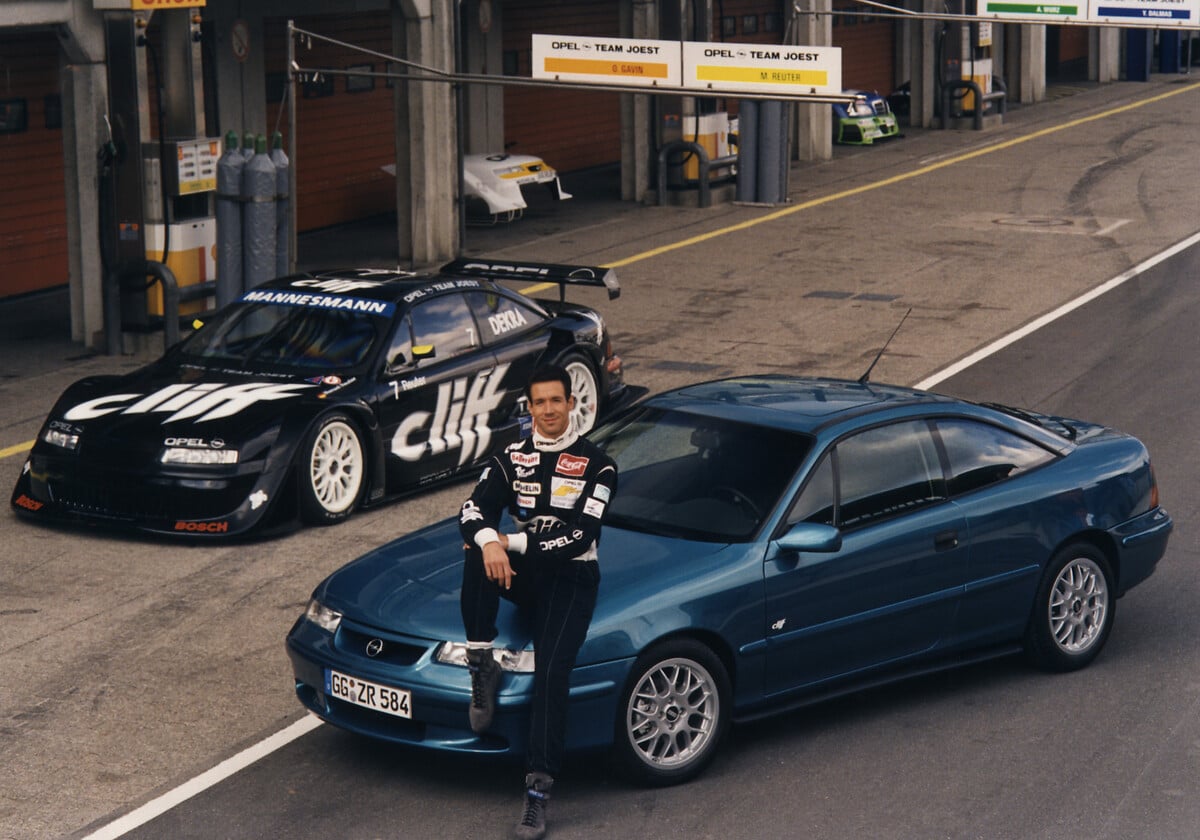 https://www.media.stellantis.com/it-it/opel/press/30-anni-di-opel-calibra Manuel Reuter junto do Opel Calibra e do Calibra de competição Cliff n.º 7.