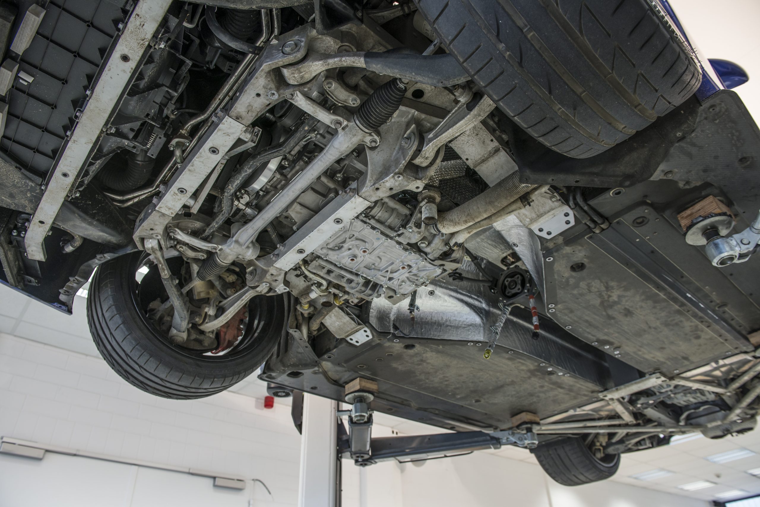 Esquema técnico da arquitetura transaxle do Lexus LFA