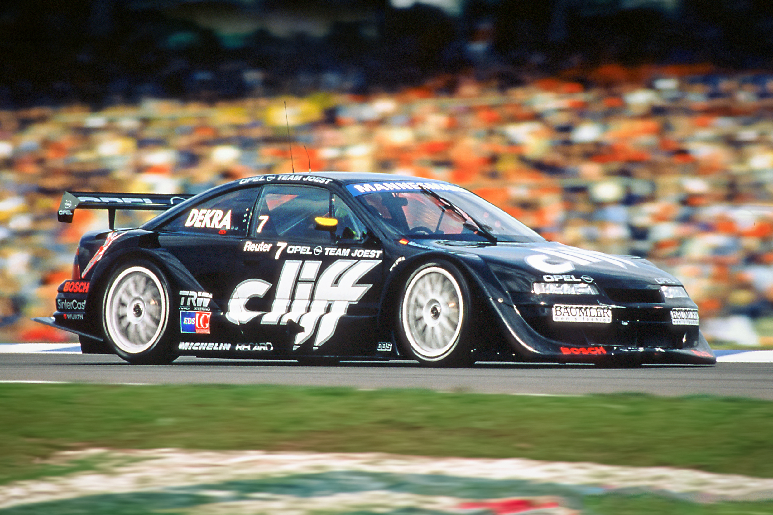 https://www.media.stellantis.com/em-en/opel/media-library/press-images/646995 Manuel Reuter em ação no Opel Calibra V6 4x4 Cliff n.º 7.