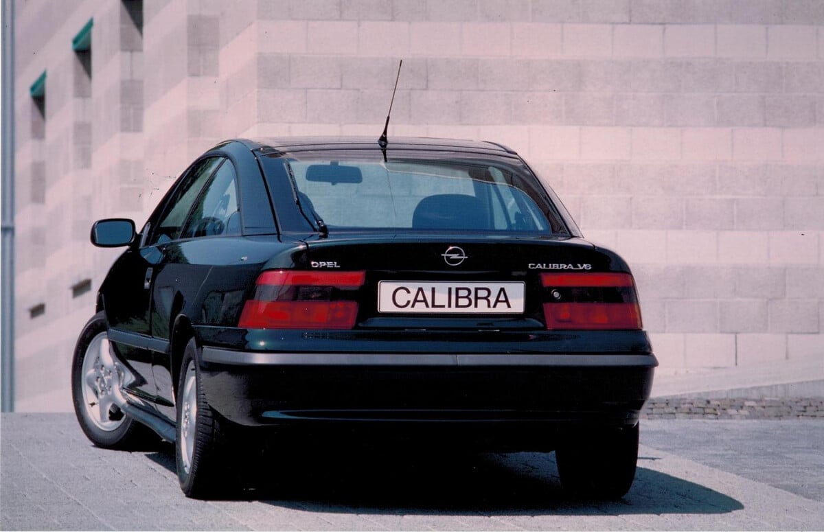 https://www.media.stellantis.com/it-it/opel/press/25-anni-di-opel-calibra Opel Calibra em vista traseira de três quartos.