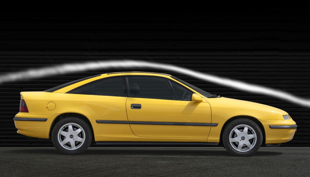 https://www.opel.nl/apps/News/Opelminded/opel-calibra-terugblik-deel-1.aspx Opel Calibra em amarelo solar, cor associada às séries Color Edition/Color Selection.