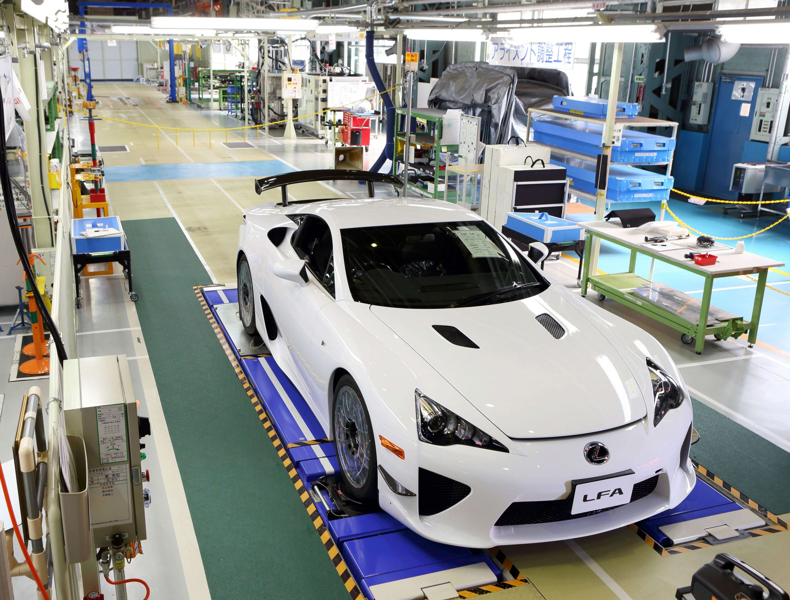 Montagem artesanal do Lexus LFA em Motomachi