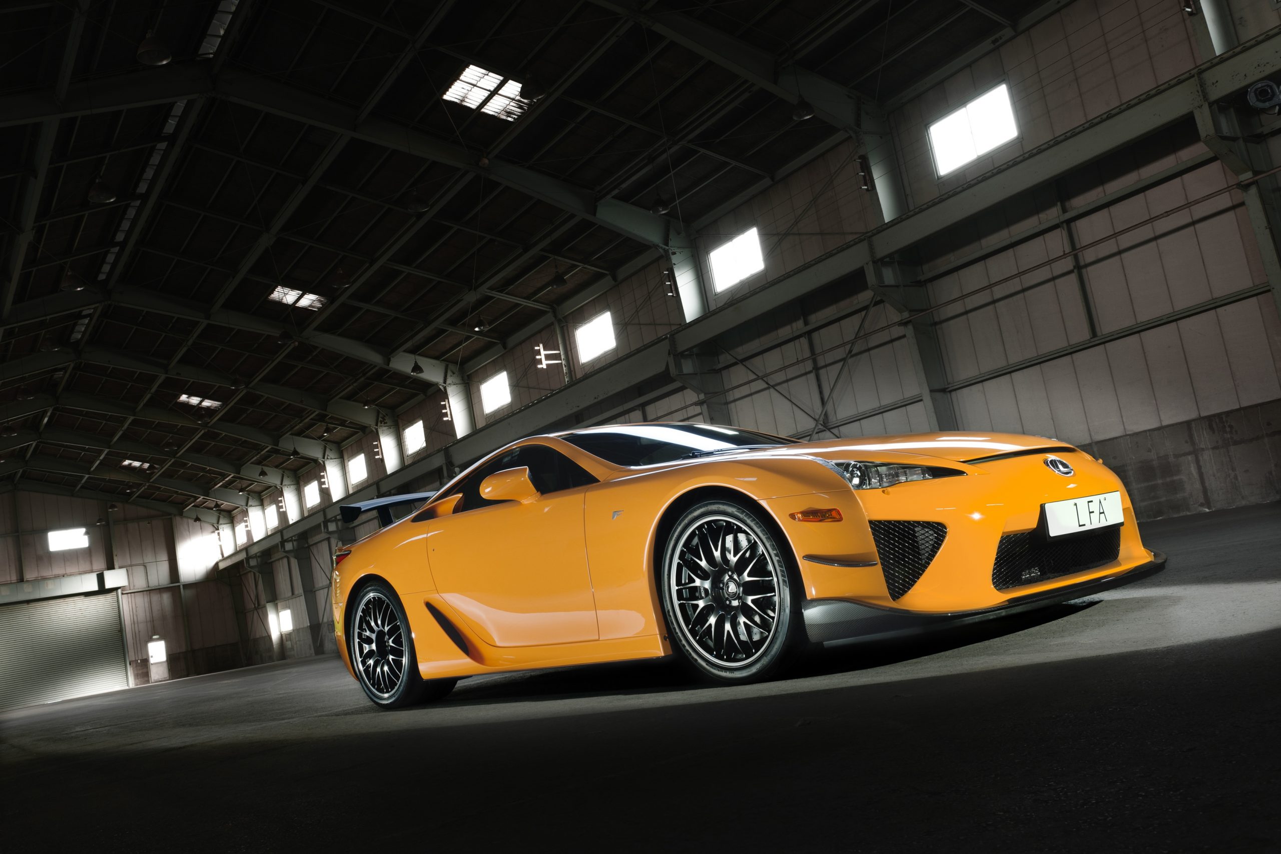 Lexus LFA Nürburgring Package em laranja visto de frente