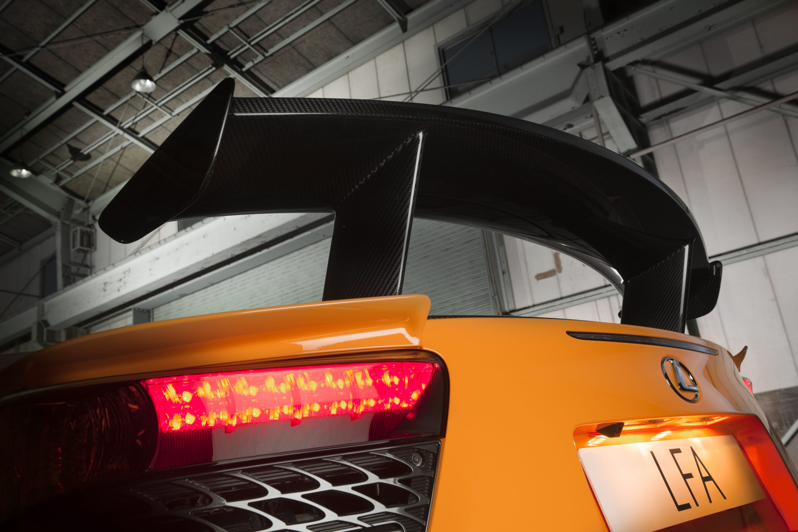 Traseira do Lexus LFA Nürburgring Package com asa fixa