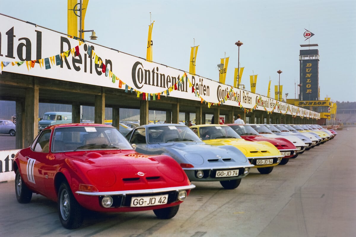 https://www.media.stellantis.com/em-en/opel/press/motorsport-tradition-on-display-opel-at-the-21st-adac-hockenheim-historic Opel GT histórico em primeiro plano.