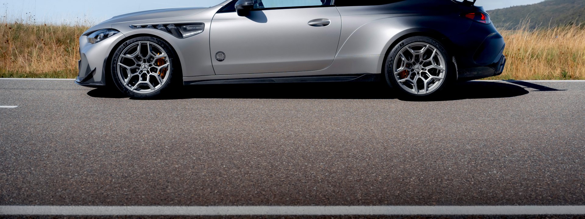 Perfil integral do Mercedes-AMG CLE 646 Spezialanfertigung, com as proporções, as jantes forjadas e a postura rebaixada em leitura direta